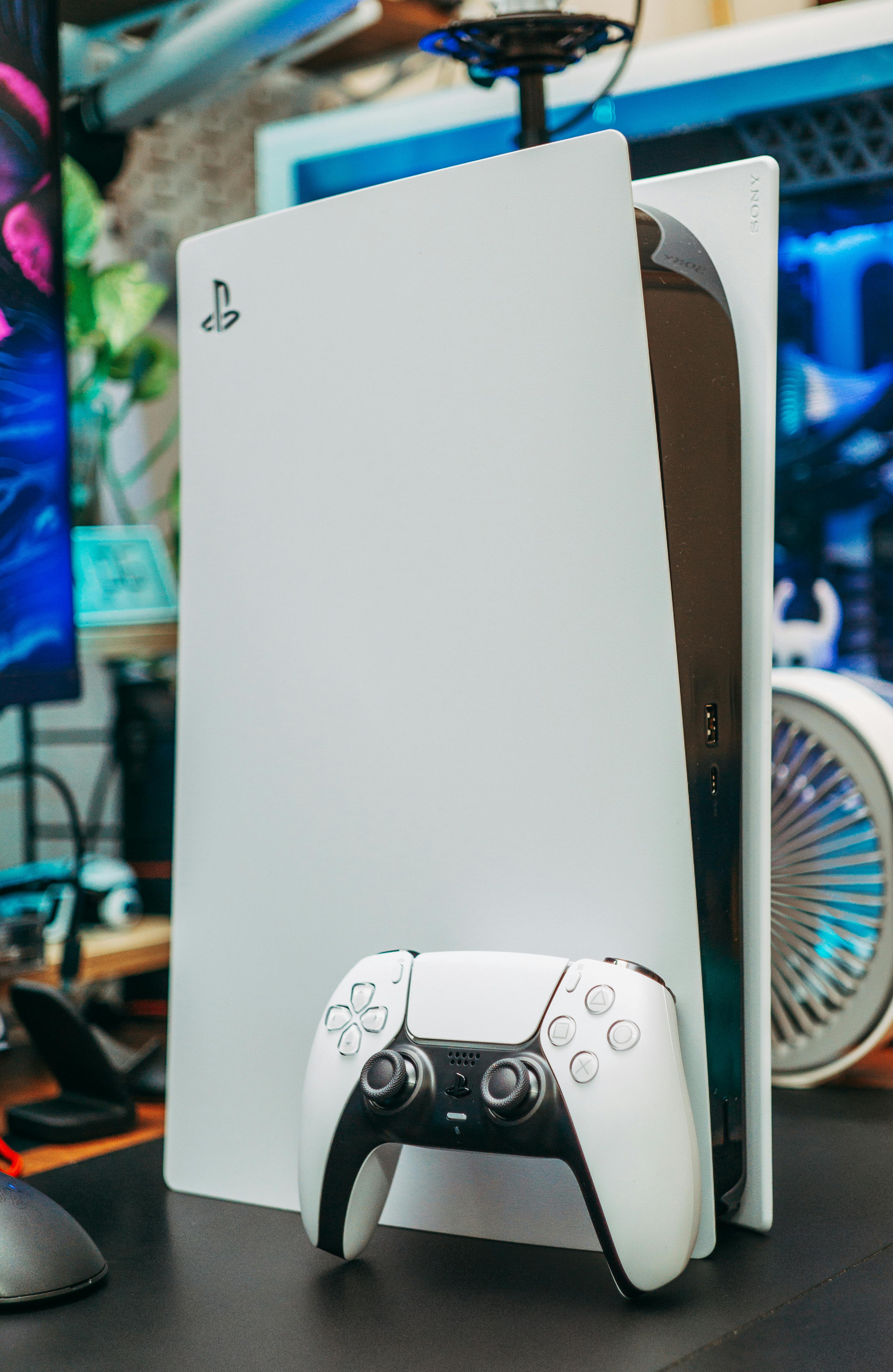 Une PlayStation avec une manette de jeu | Source : Pexels