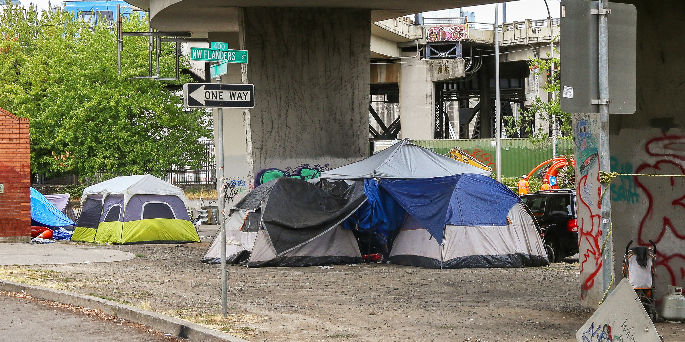 Logement de sans-abri sous un pont | Source : Shutterstock