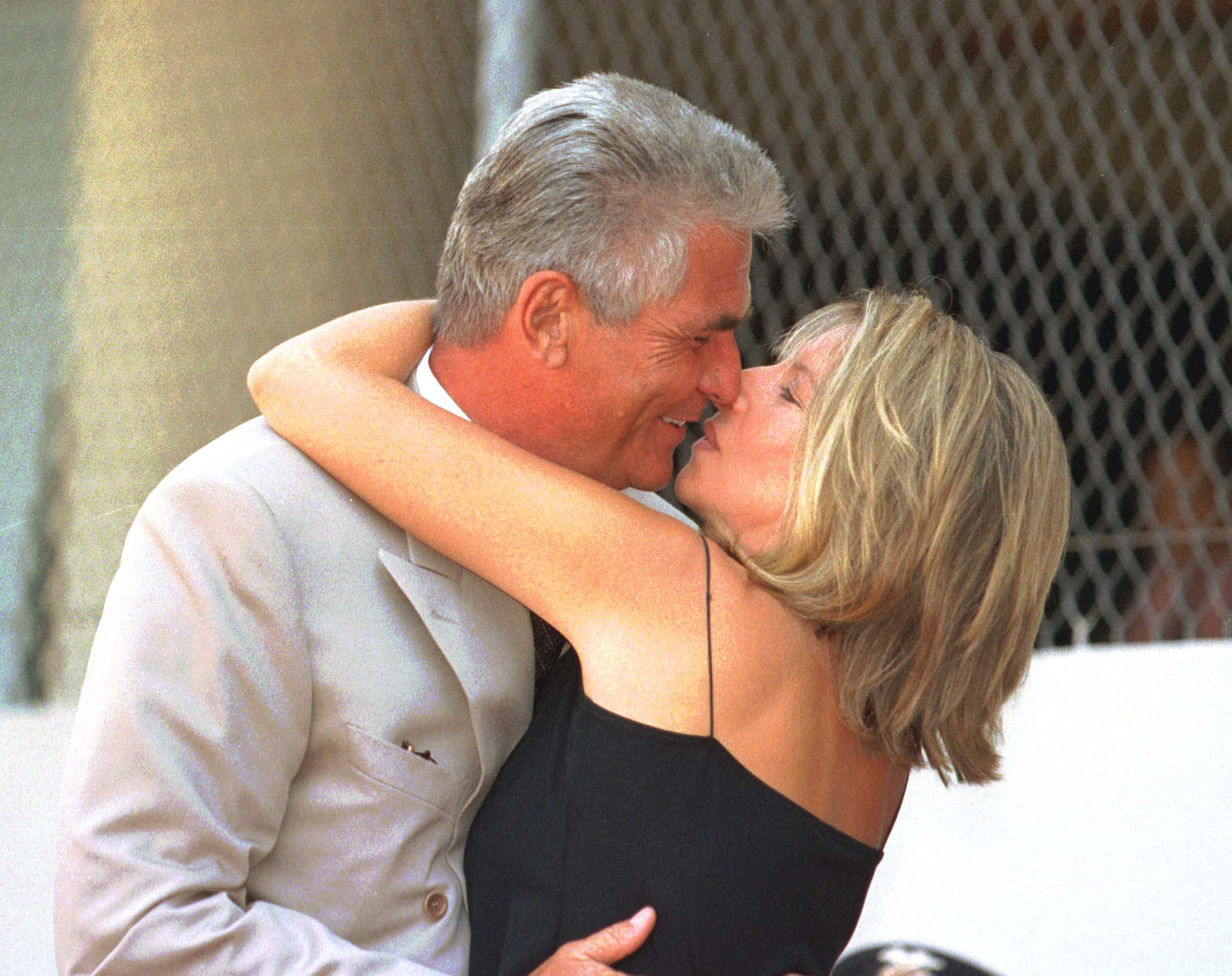 Barbara Streisand et James Brolin à Los Angeles en 1998. | Source : Getty Images