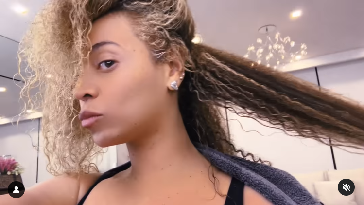 Beyoncé montre ses cheveux blonds nouvellement lavés dans une vidéo partagée en avril 2024. | Source : Instagram/beyonce