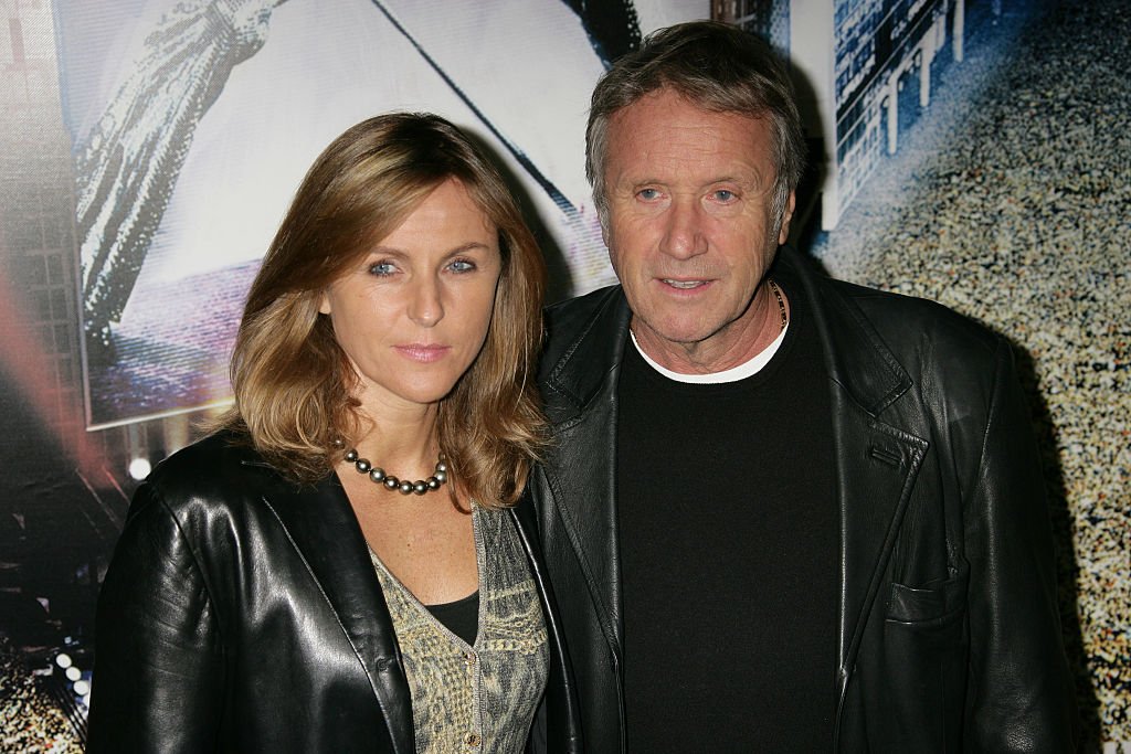 L'acteur Yves Rénier et sa femme Karine. | Photo : Getty Images
