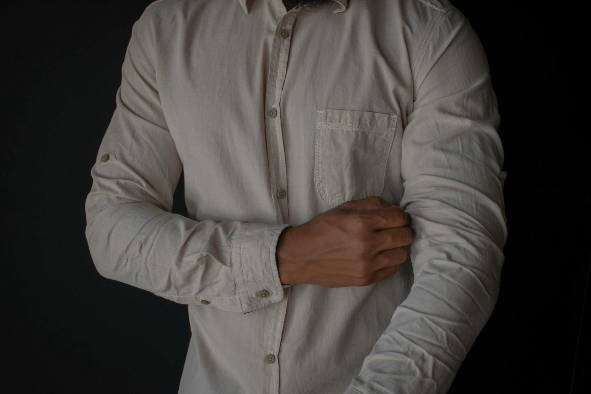Un homme vêtu d'une chemise blanche boutonnée | Source : Pexels