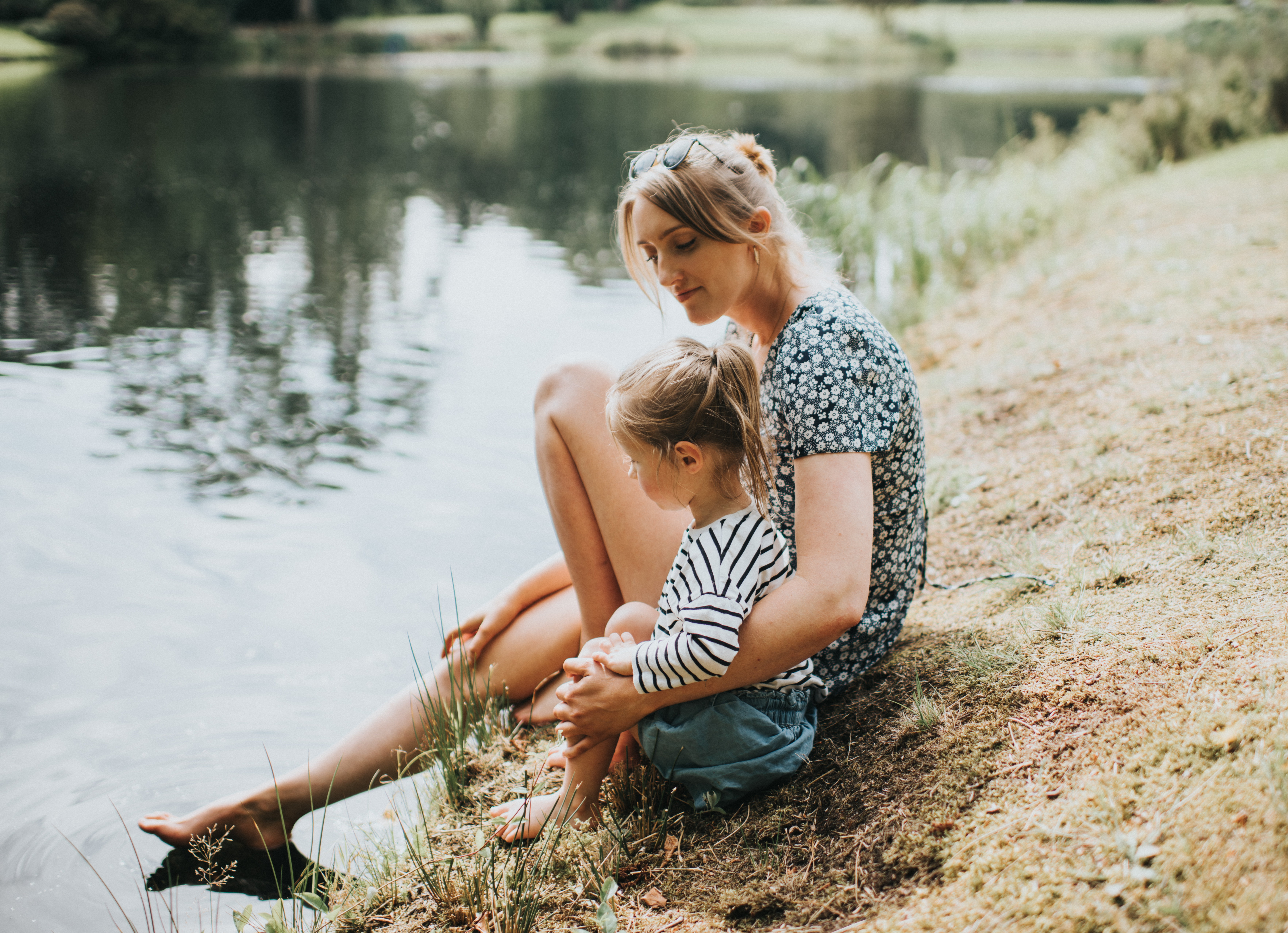 Une femme et un enfant photographiés ensemble au bord d'un lac | Source : Getty Images