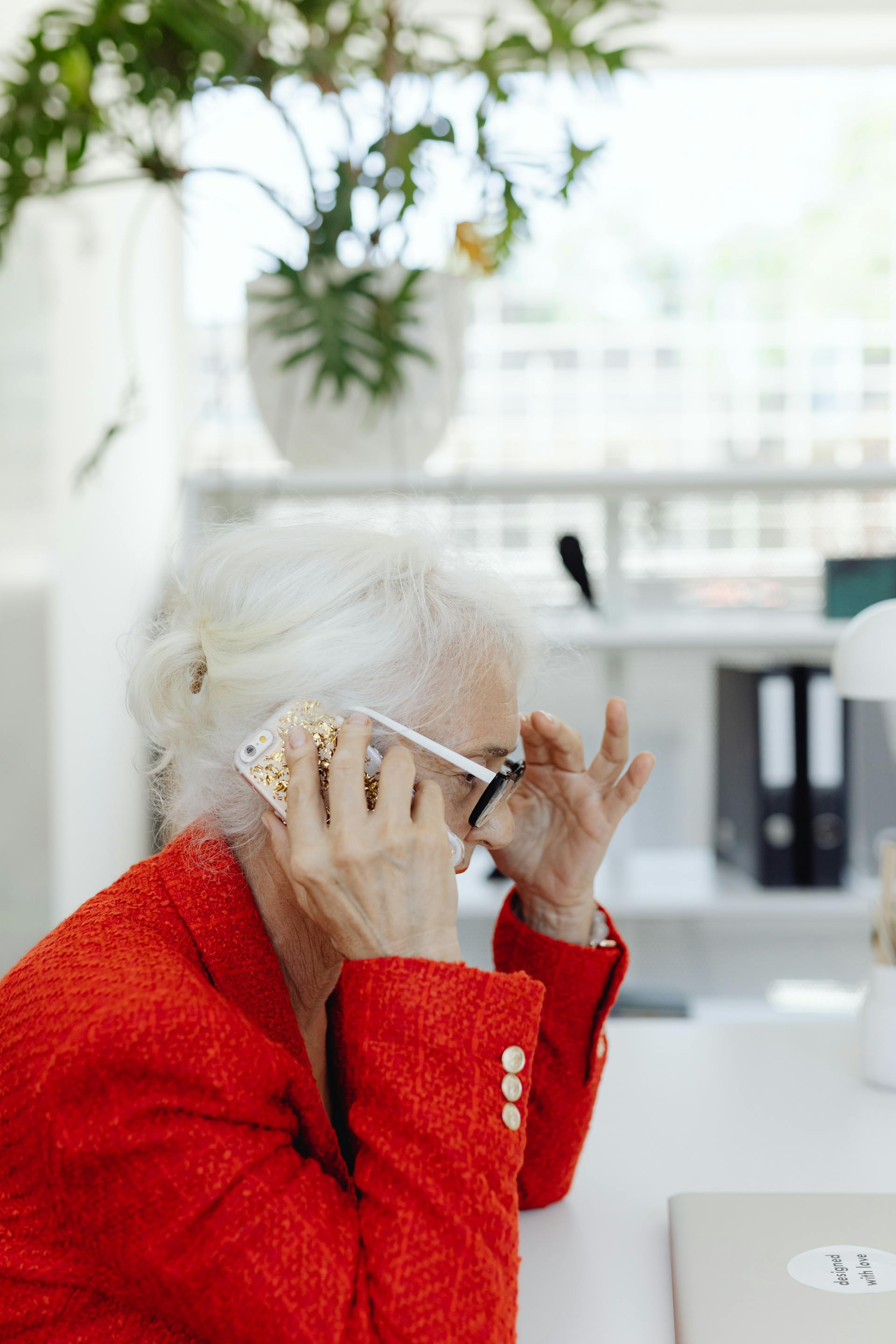 Une femme qui parle au téléphone | Source : Pexels