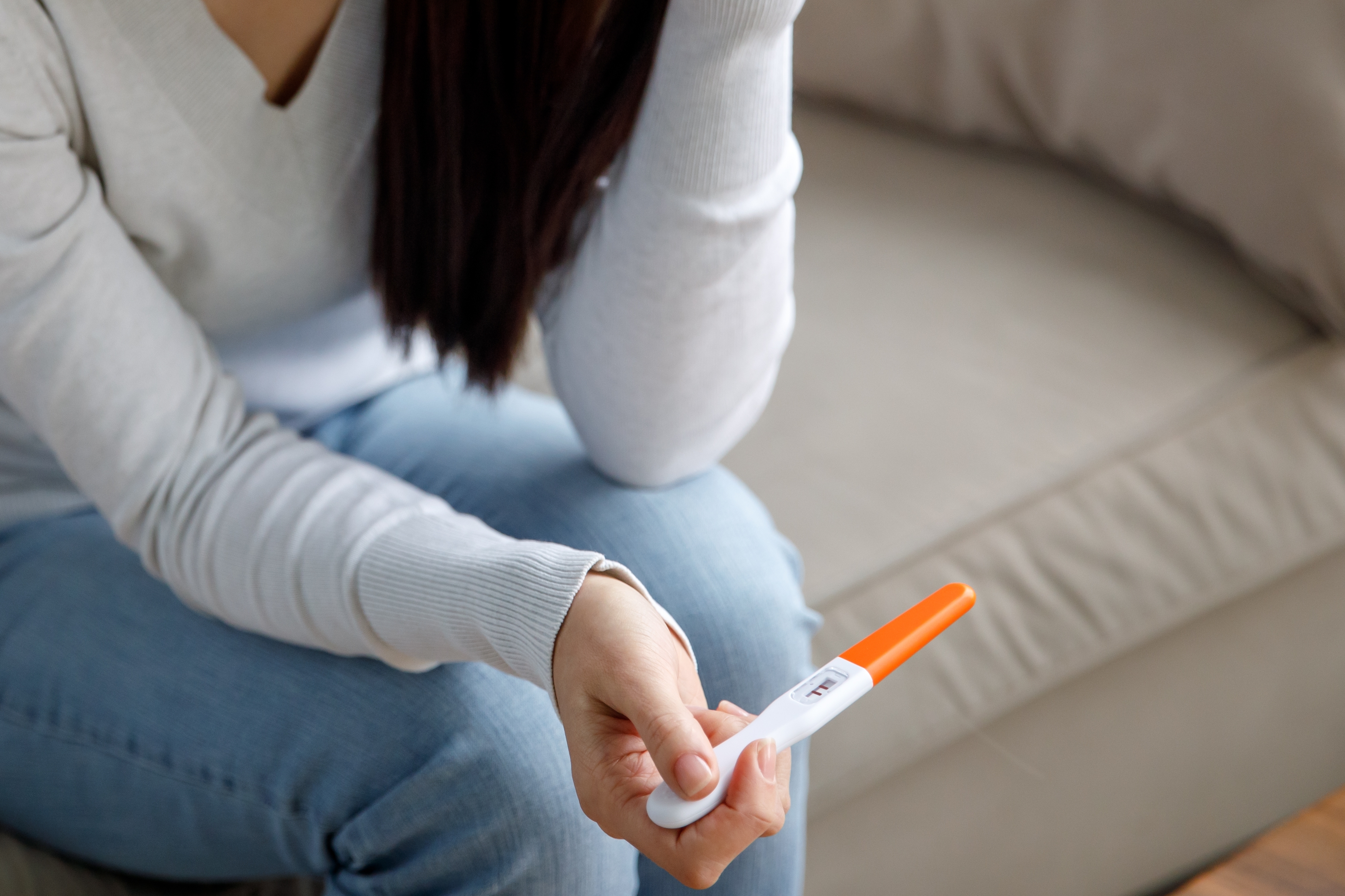 Une femme tenant un test de grossesse | Source : Shutterstock