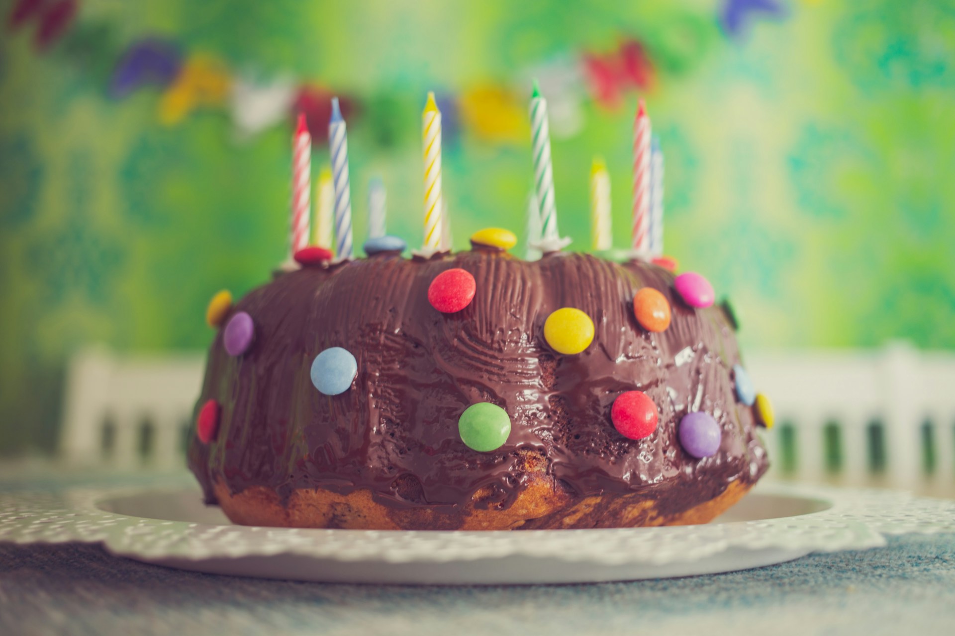 Un gâteau d'anniversaire sur une table | Source : Unsplash