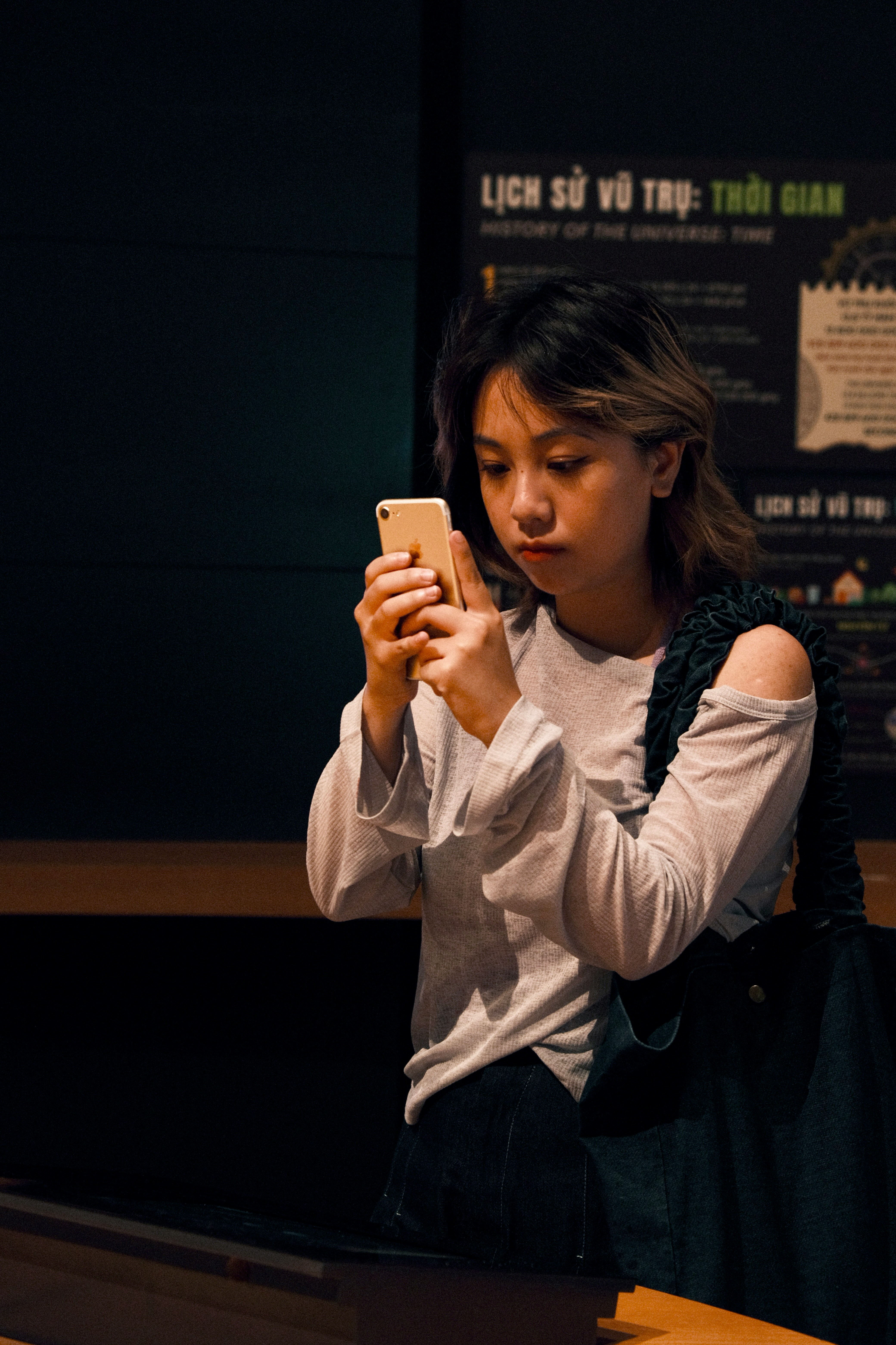 Une femme lisant un message texte | Source : Unsplash