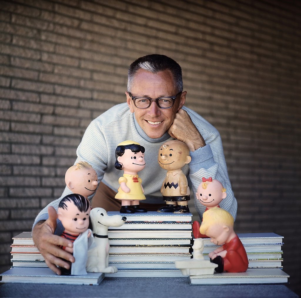  Charles M. Schulz avec quelques-uns de ses personnages Peanuts le 1er janvier 1962. | Photo : Getty Images