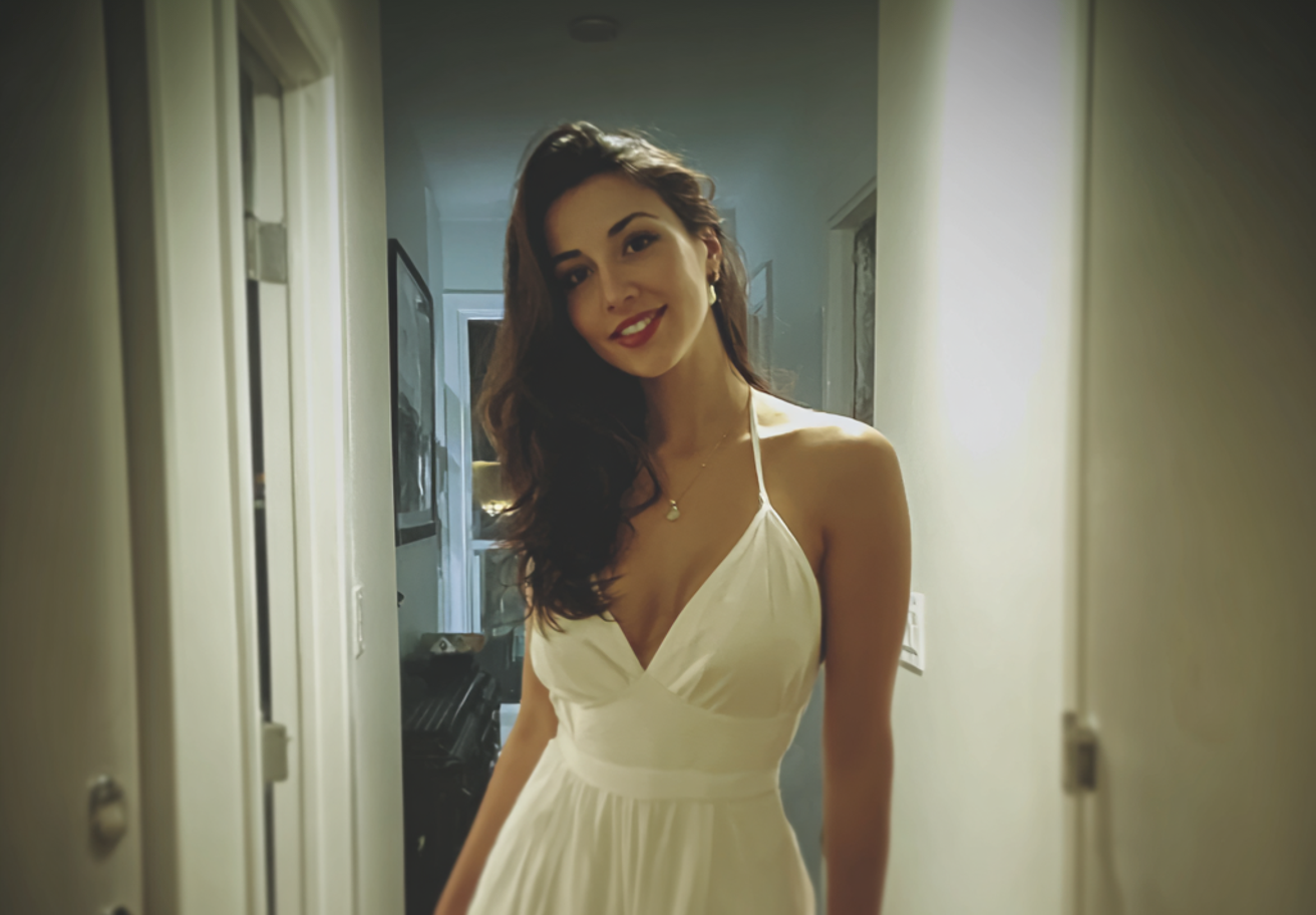 Une femme souriante debout dans le couloir d'une maison | Source : Midjourney