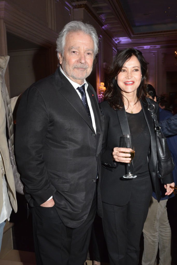 Pierre Arditi et Évelyne Bouix lors d'une soirée le 13 mars 2017. | Photo : Getty Images