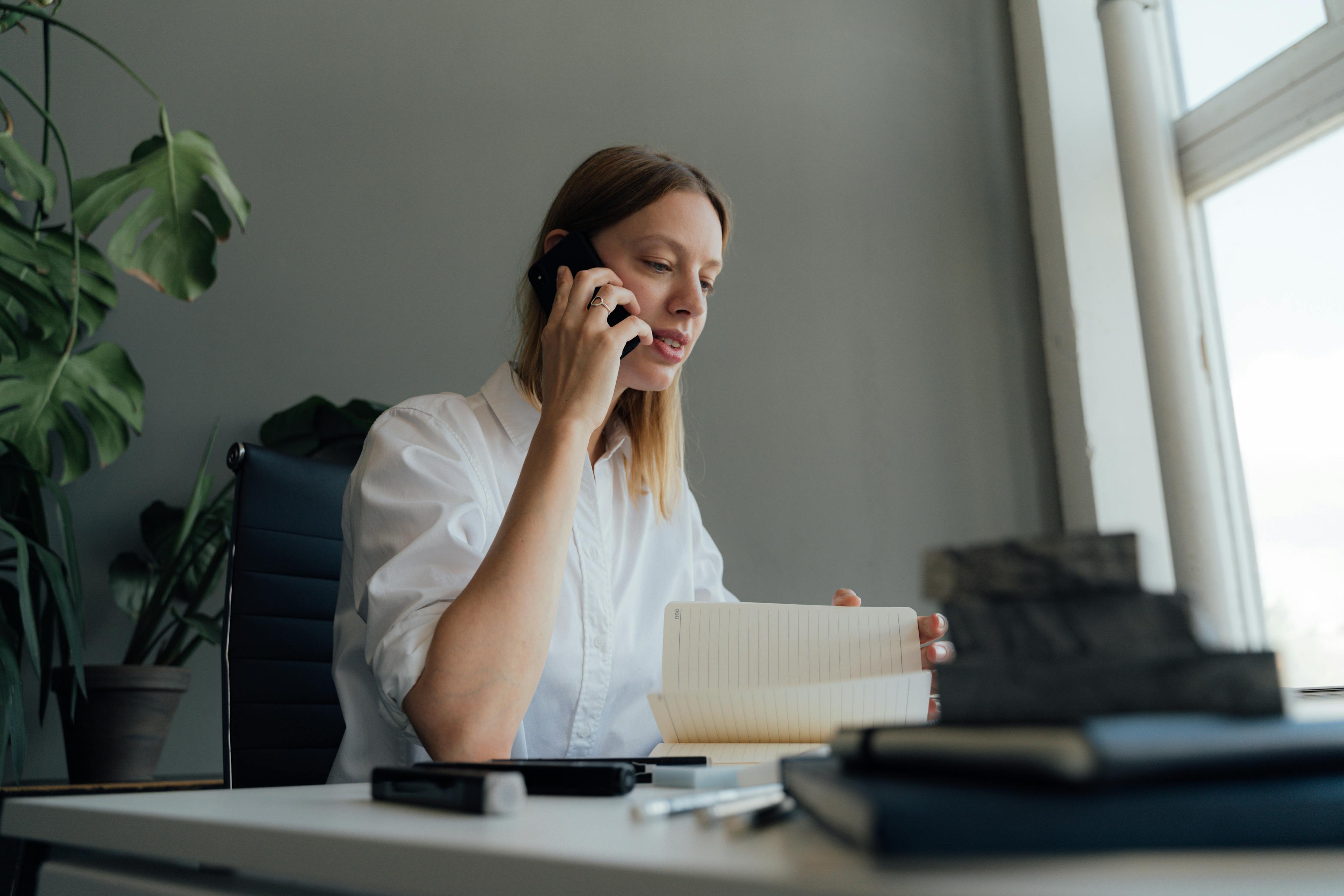 Une femme sérieuse lors d'un appel | Source : Pexels