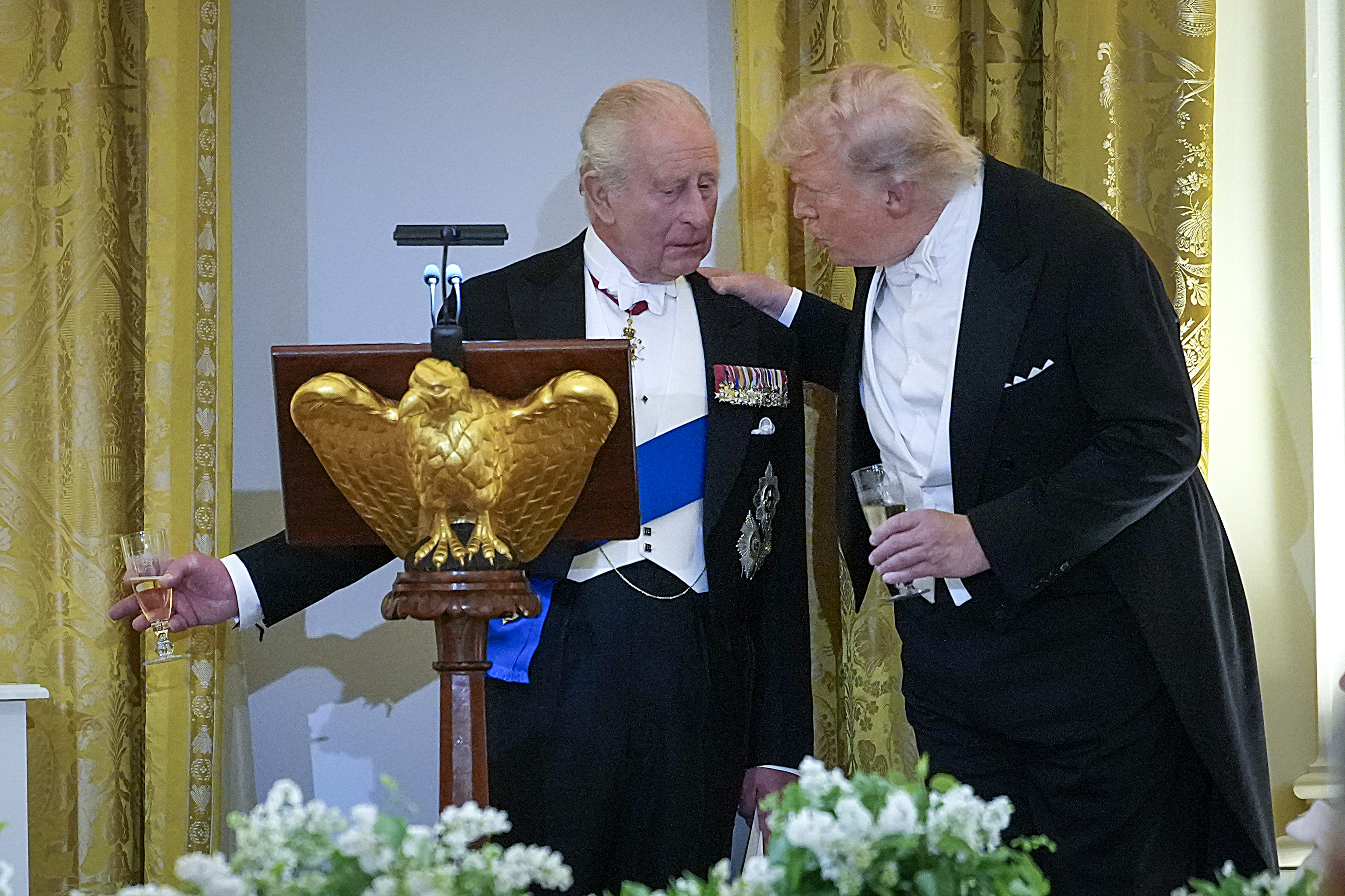 Le roi Charles III s'entretient avec le président américain Donald Trump lors d'un dîner d'État organisé dans la Salle Est de la Maison Blanche, le 28 avril 2026 à Washington, DC. Lors de sa première visite aux États-Unis en tant que monarque britannique, le roi Charles III s'est adressé à une session conjointe du Congrès dans le cadre d'un voyage de plusieurs jours à Washington, New York et en Virginie pour célébrer le 250e anniversaire de l'indépendance des États-Unis d'Amérique I Source : Getty Images