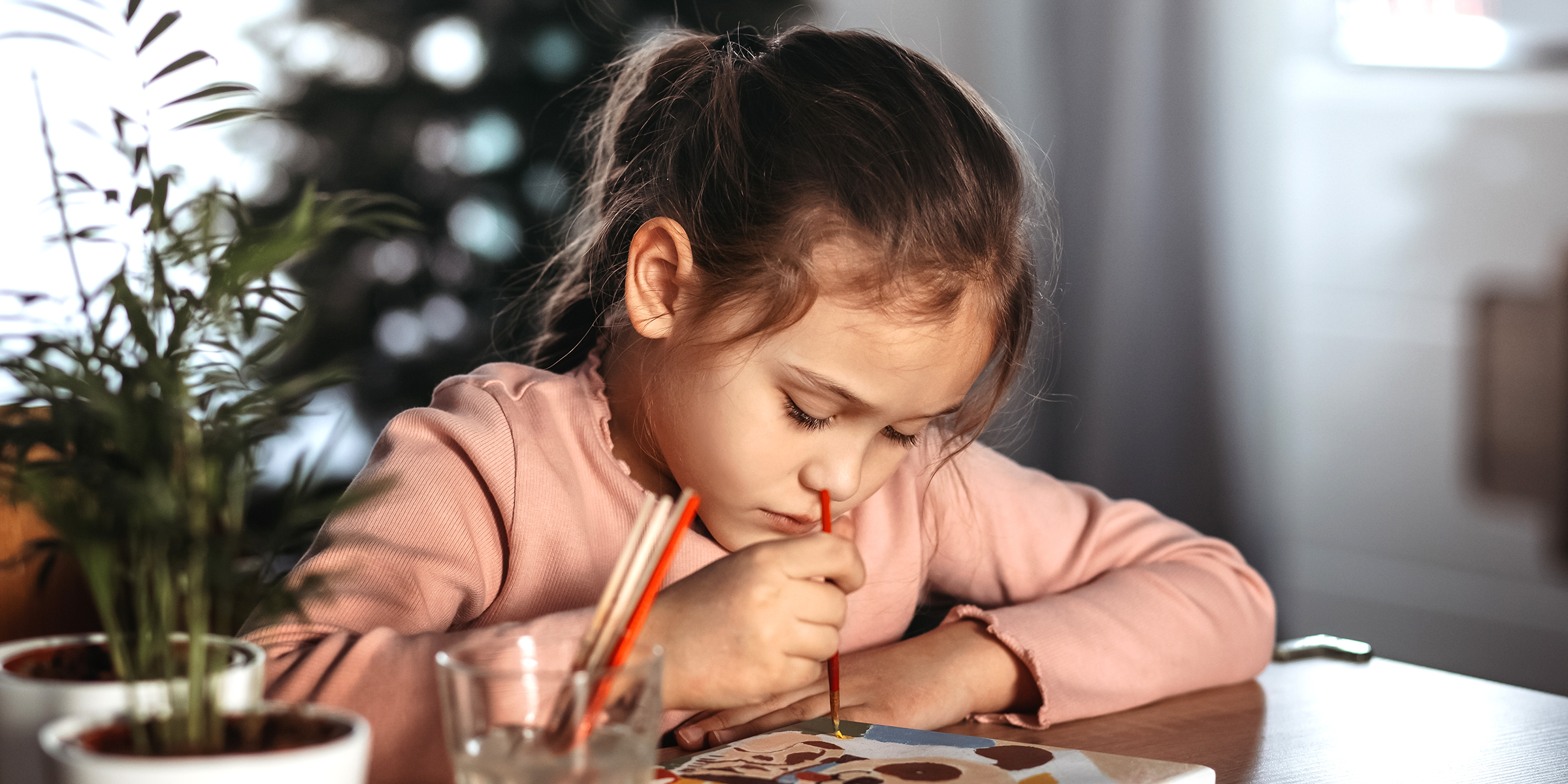 Une fille en train de peindre | Source : Shutterstock