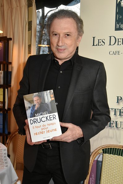 Michel Drucker assiste à la signature du livre "Il Faut Du Temps Pour Rester Jeune". | Photo : Getty Images.