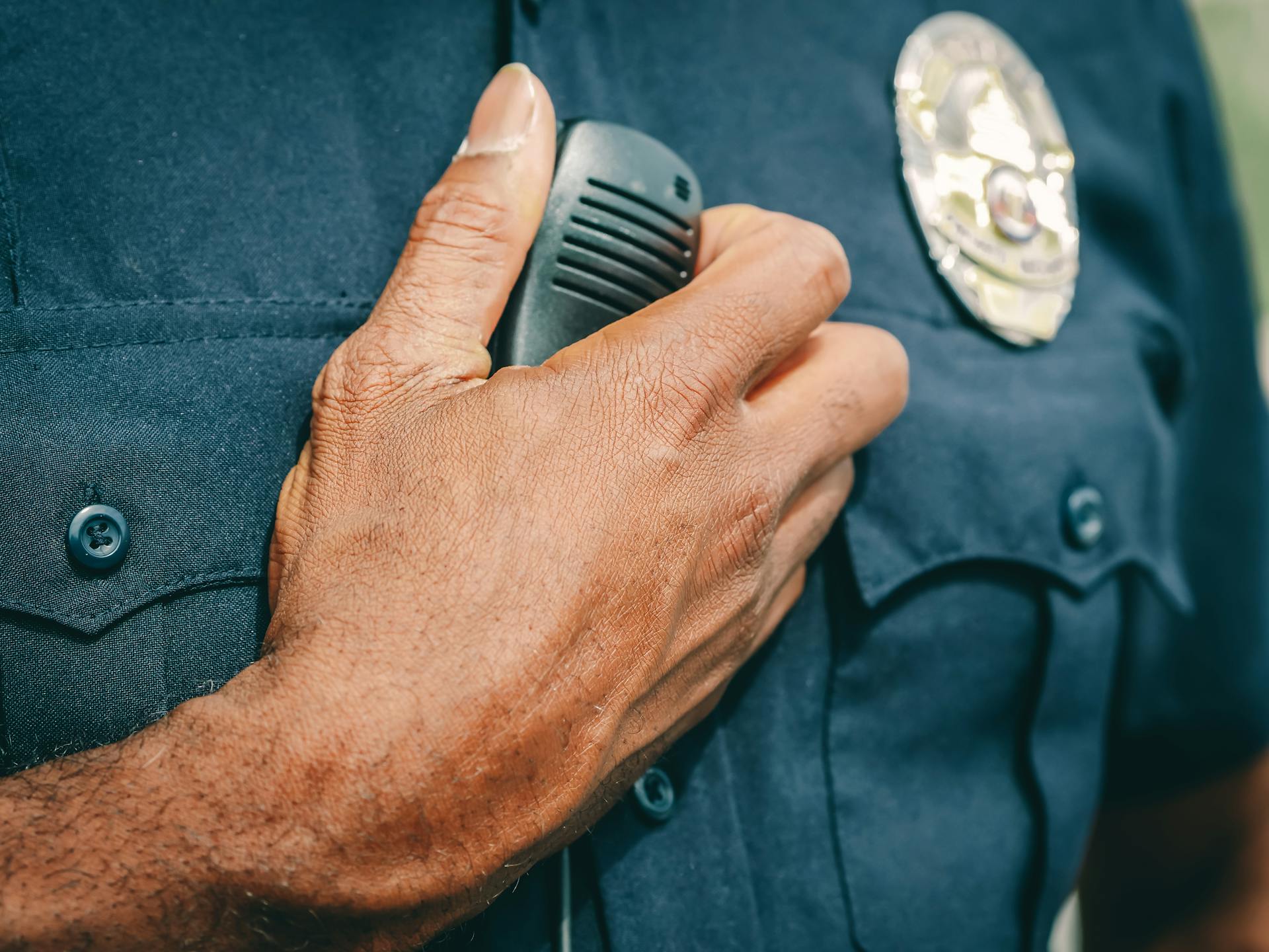 Gros plan sur l'uniforme d'un officier | Source : Pexels