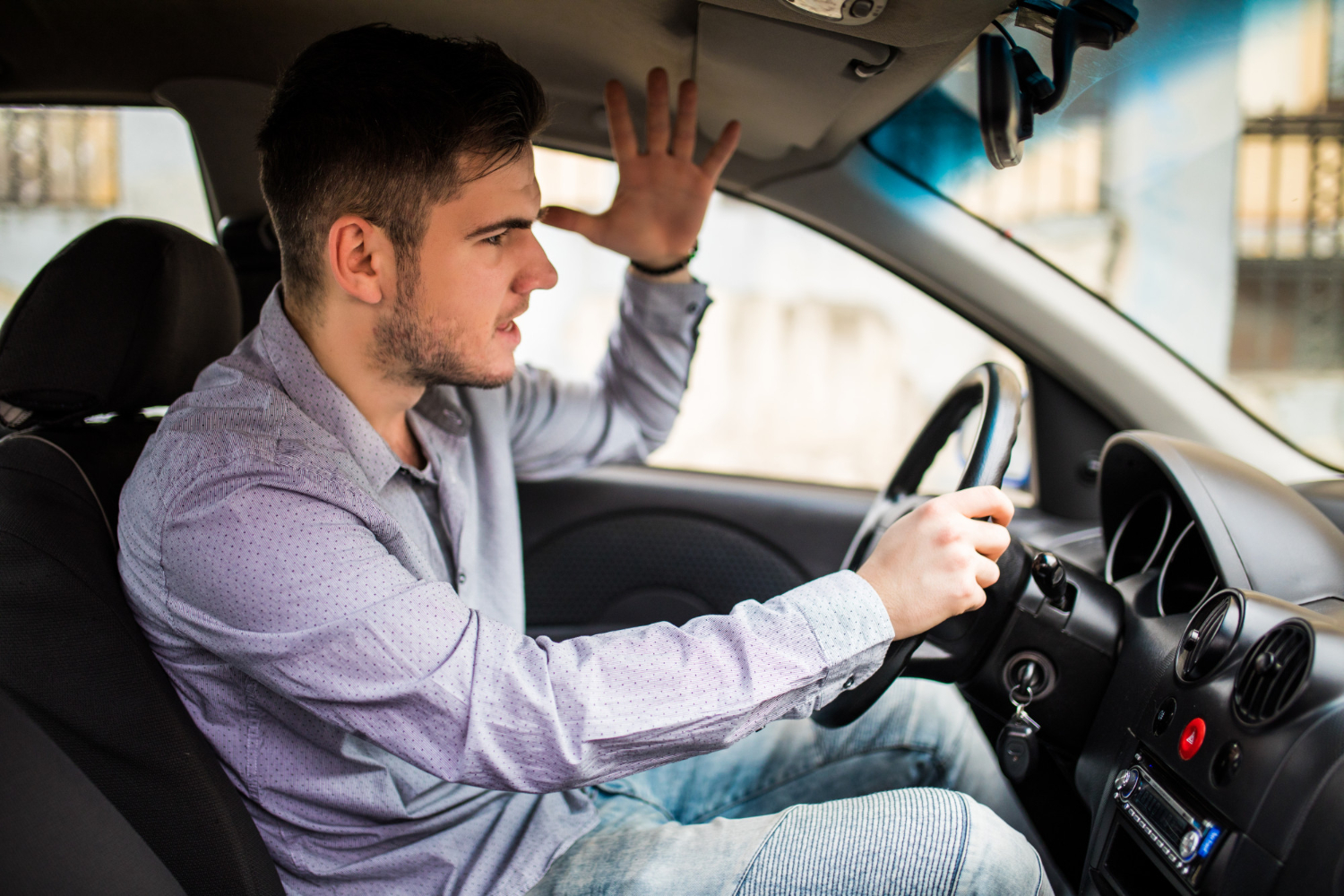 Un homme contrarié au volant | Source : Freepik