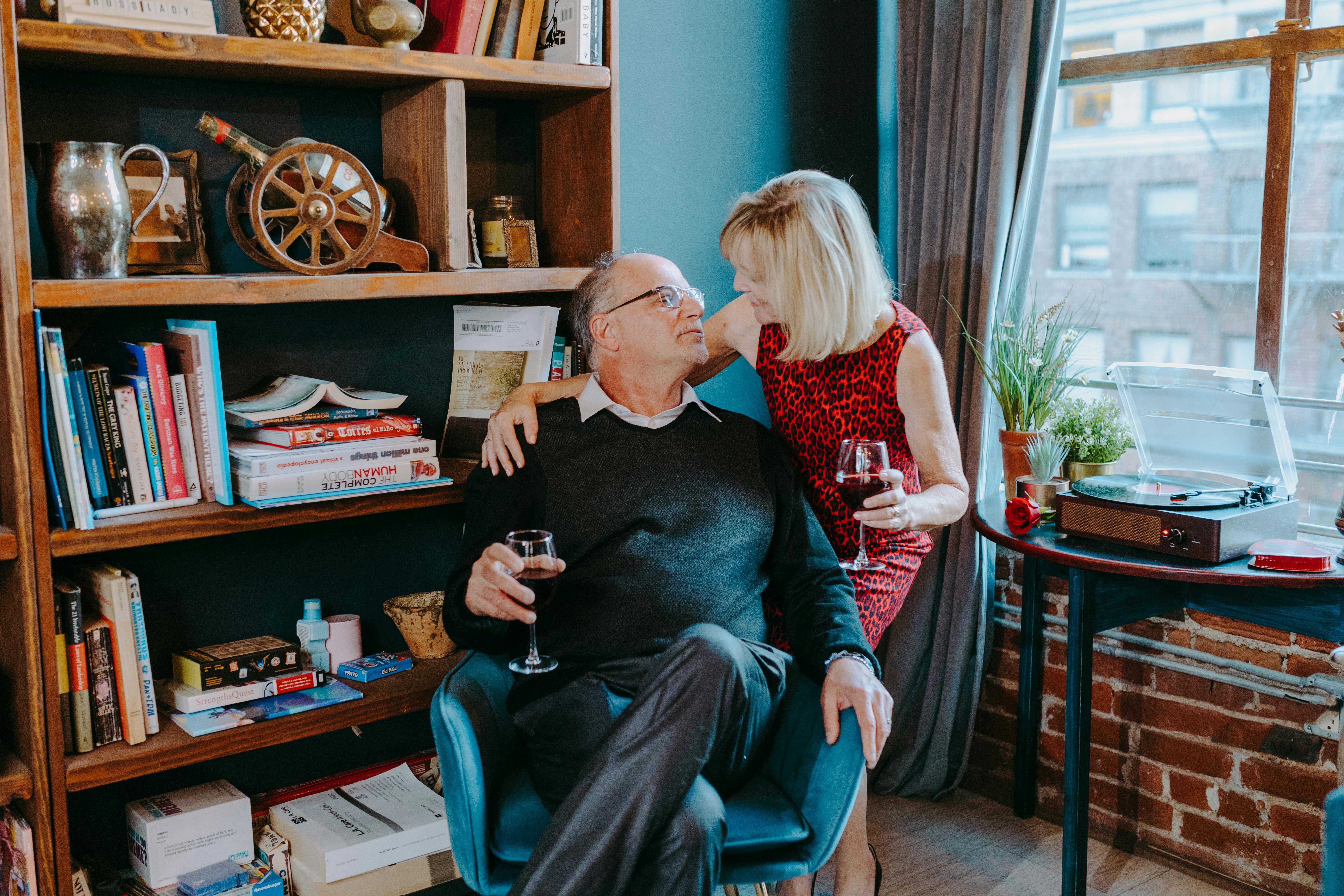 Un couple de personnes âgées se détend à la maison avec du vin | Source : Pexels