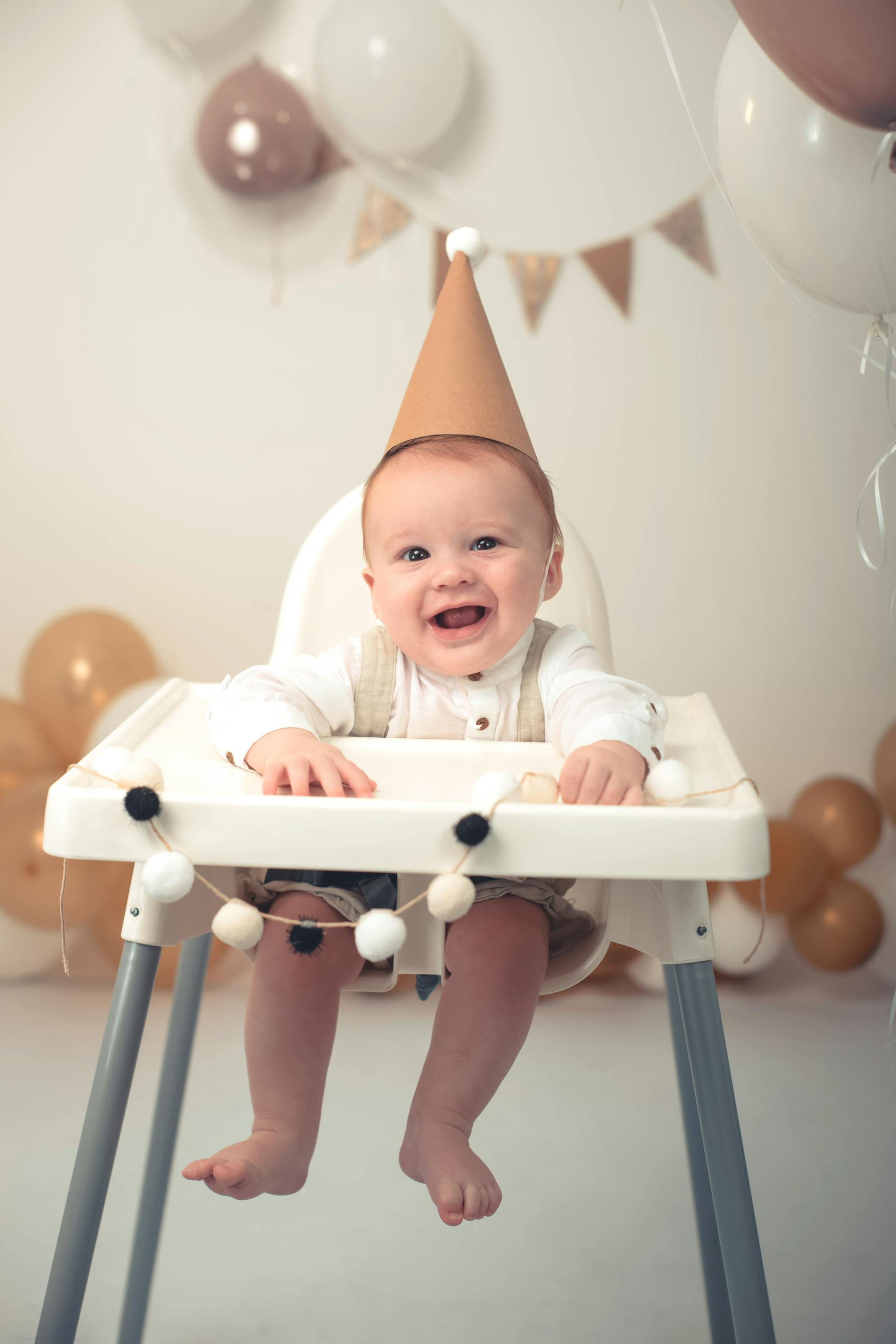 Un bébé assis sur une chaise | Source : Pexels