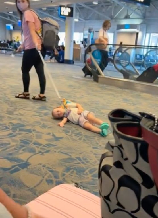 Une femme traînant un enfant à l'aéroport. | Source : tiktok.com/cacadoodledoo83