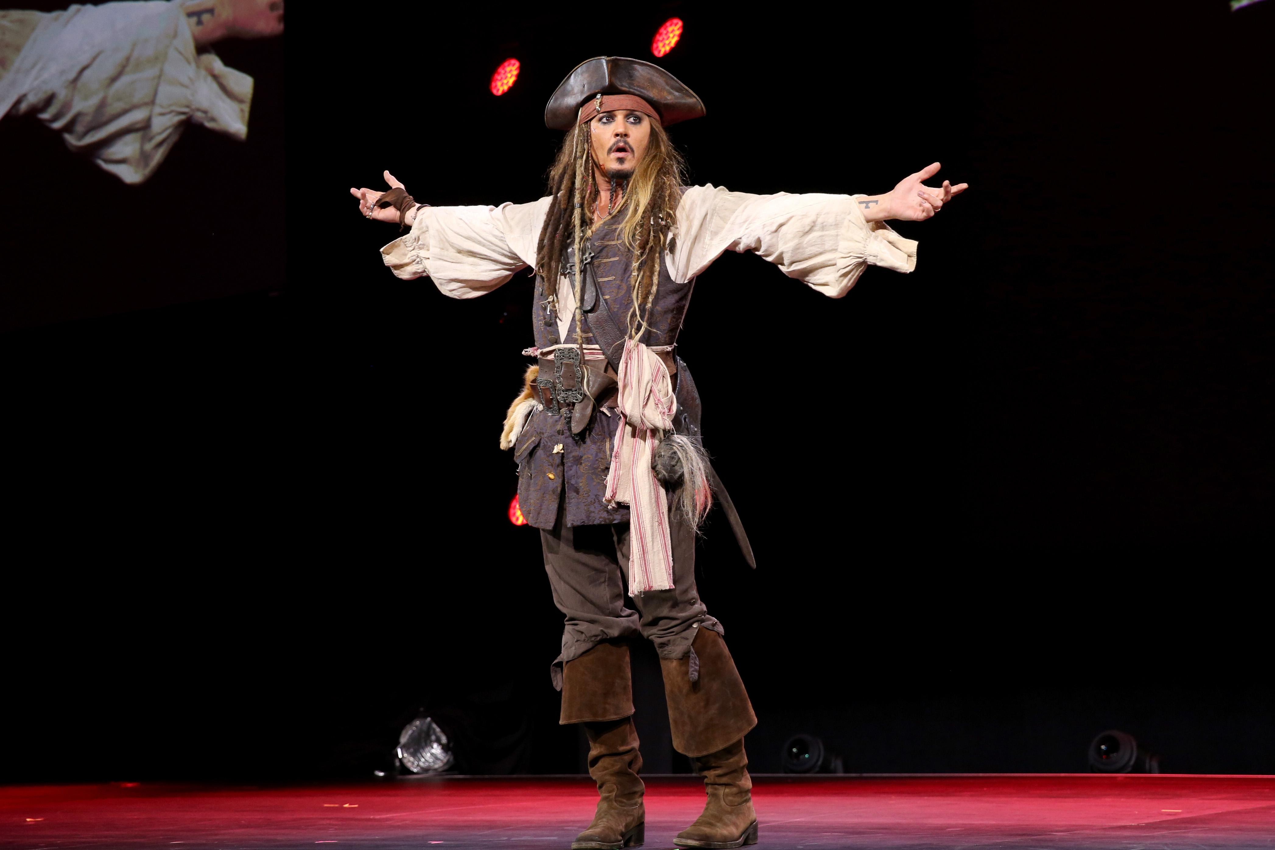 Johnny Depp dans le rôle du capitaine Jack Sparrow lors de la conférence "Worlds, Galaxies, and Universes : Live Action at the Walt Disney Studios" lors de la D23 Expo à Anaheim, en Californie, le 15 août 2015 | Source : Getty Images