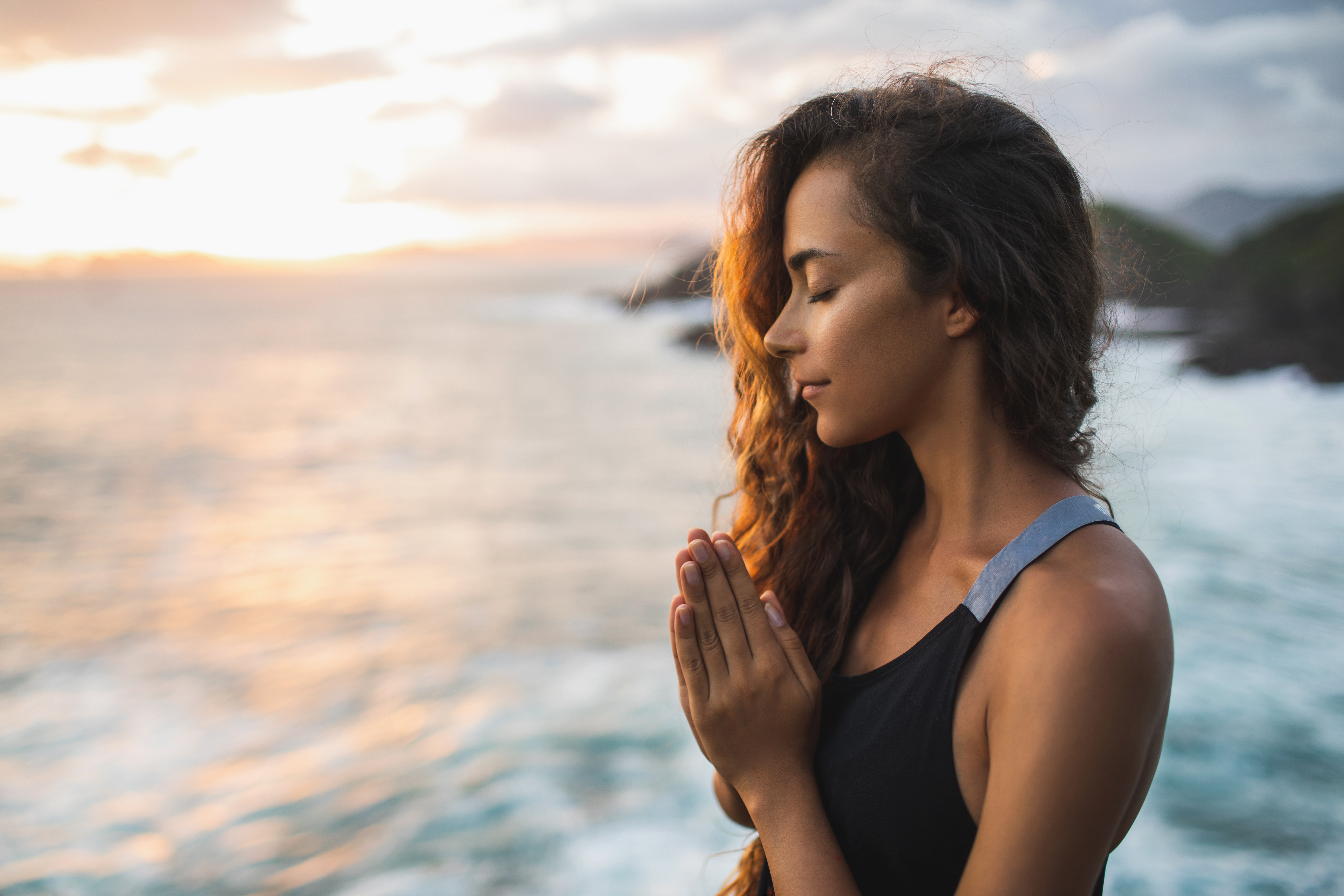 Une jeune femme en train de prier et de méditer | Source : Shutterstock