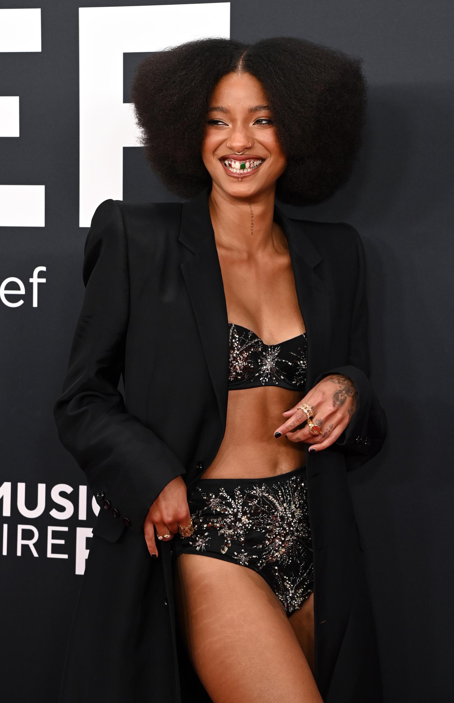 Willow Smith pose sur le tapis rouge de la 67e édition des Grammy Awards, le 2 février 2025, à Los Angeles, en Californie. | Source : Getty Images