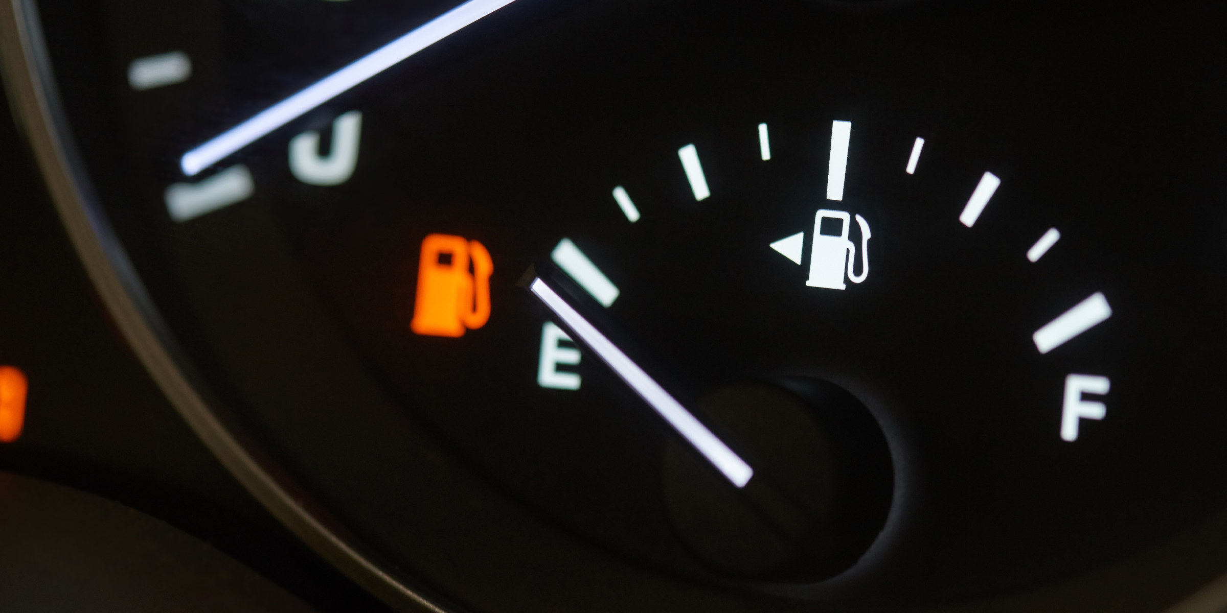 Jauge de carburant indiquant que le réservoir est vide, avec le voyant d'alerte de niveau bas allumé | Source : Shutterstock