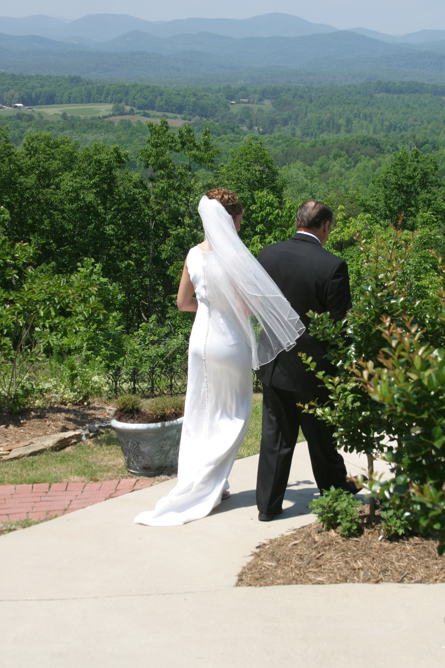 Un homme descend l'allée avec une mariée. | Source : Shutterstock