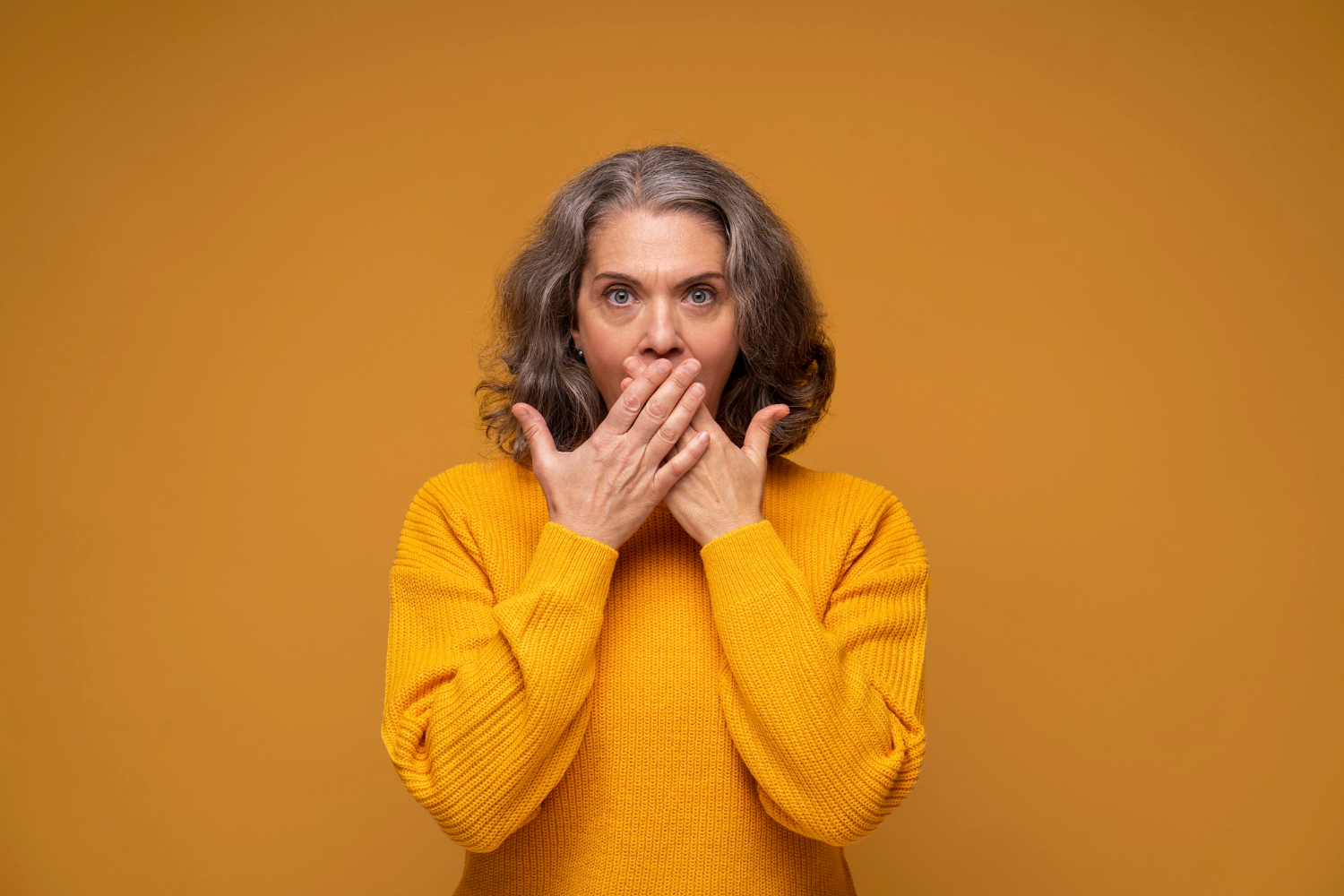 Une femme âgée stupéfaite | Source : Freepik