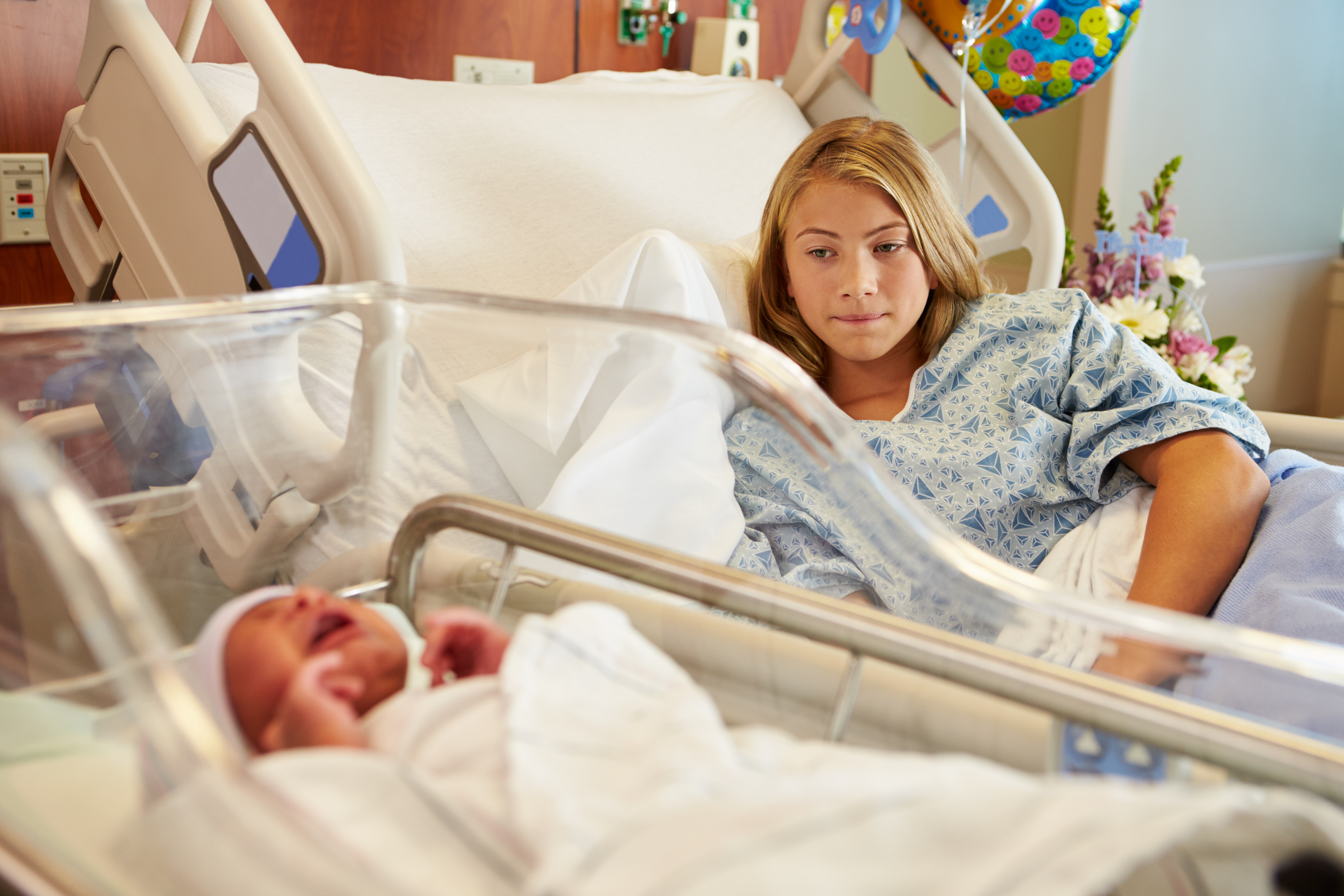 Une mère adolescente à l'hôpital avec son nouveau-né | Source : Shutterstock
