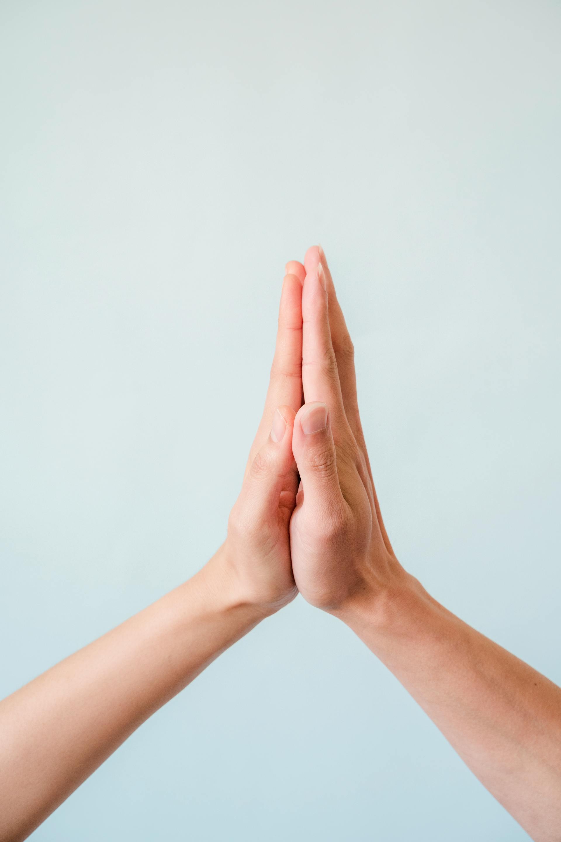 Deux personnes se donnant un high-five | Source : Pexels