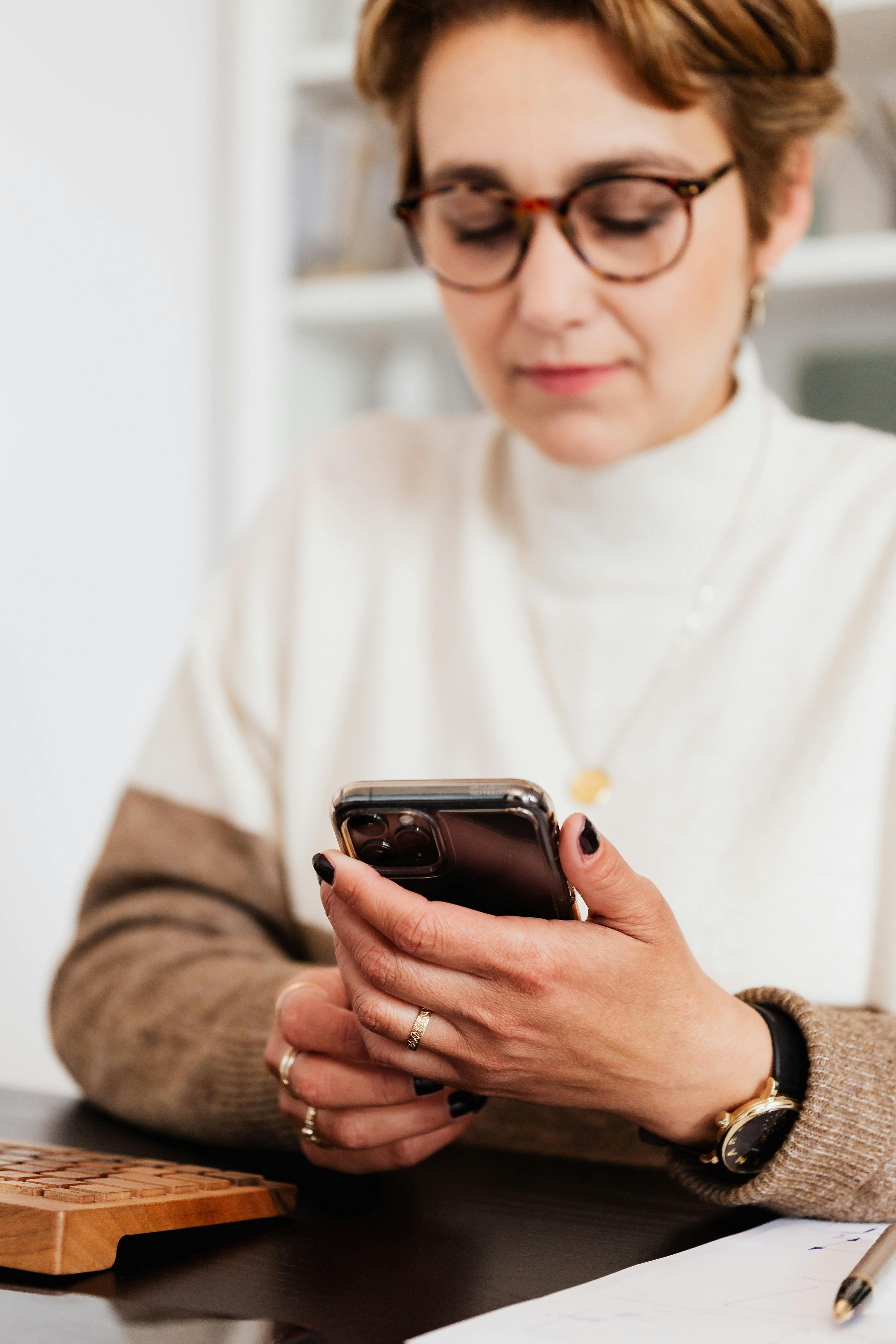 Une femme lisant des messages sur son smartphone | Source : Pexels