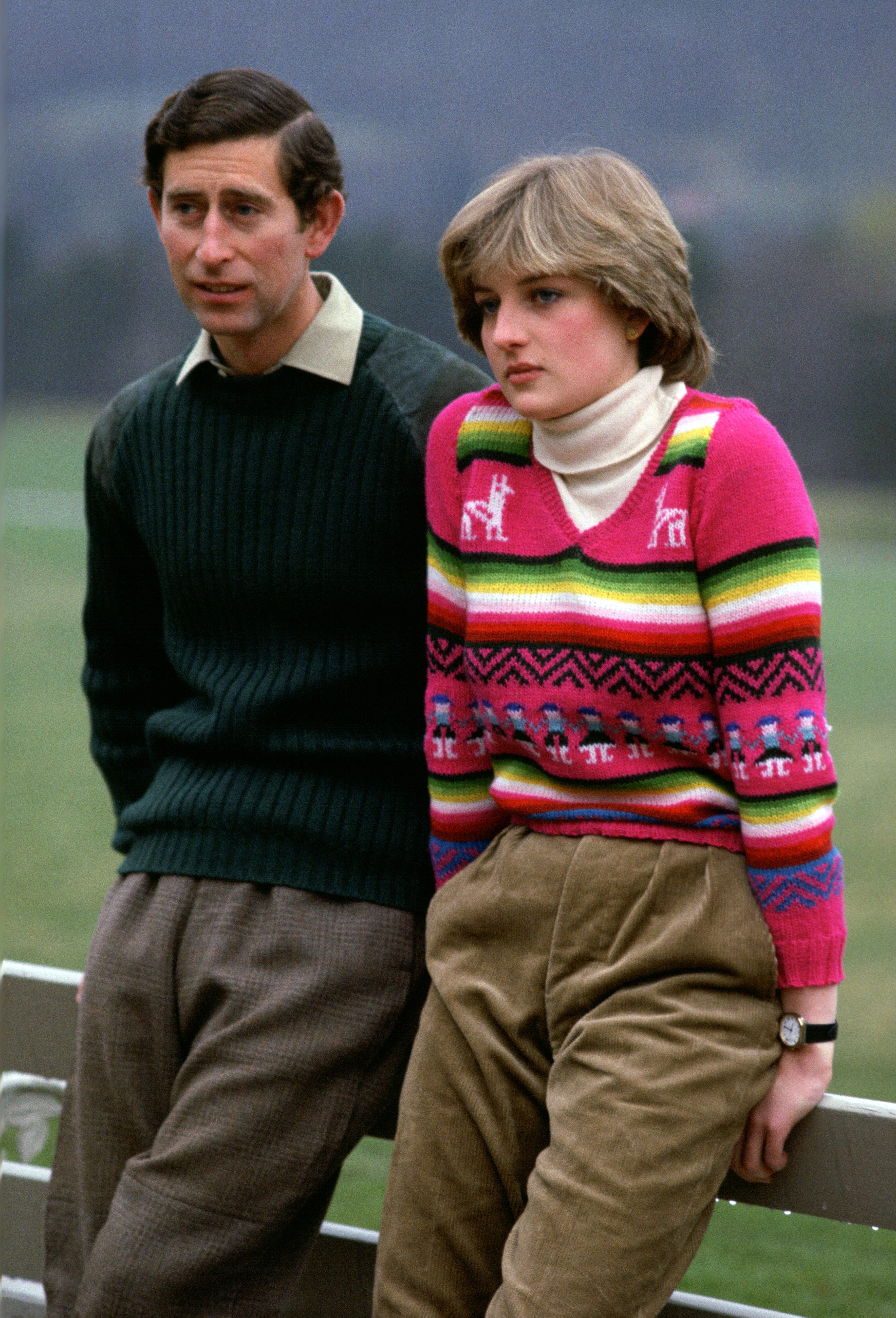 Le prince Charles et Lady Diana Spencer lors d'un photocall avant leur mariage alors qu'ils séjournent au Craigowan Lodge sur le domaine de Balmoral en Écosse, le 6 mai 1981 | Source : Getty Images