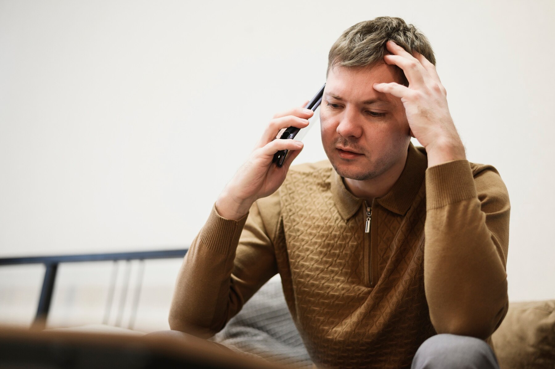 Un homme sérieux qui parle au téléphone | Source : Freepik