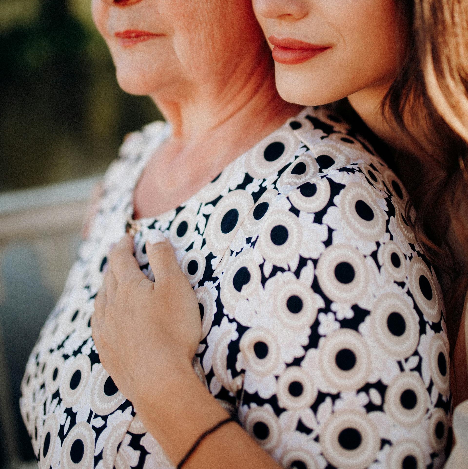 Une jeune femme qui enlace une femme âgée | Source : Pexels