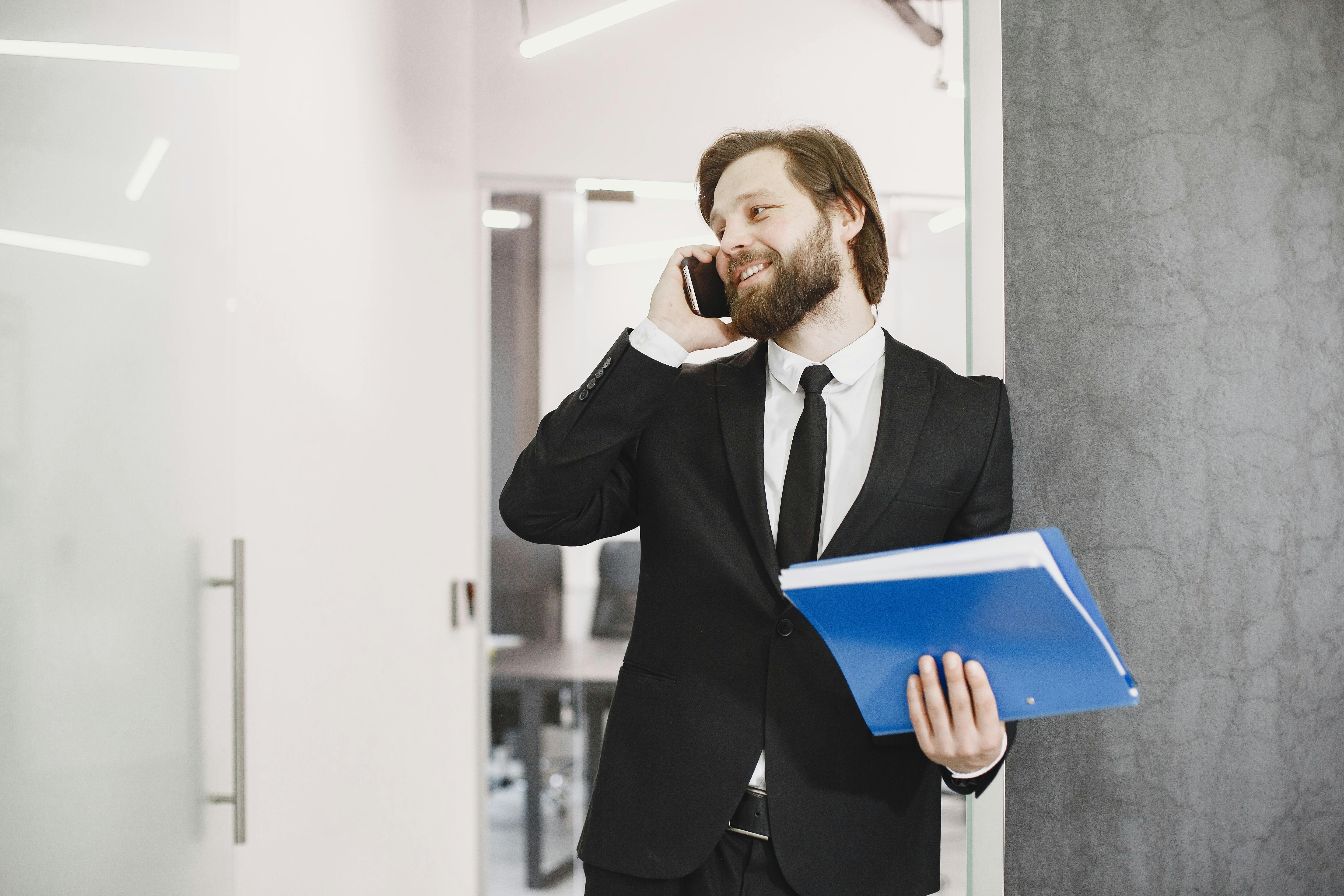 Un homme qui parle au téléphone | Source : Pexels