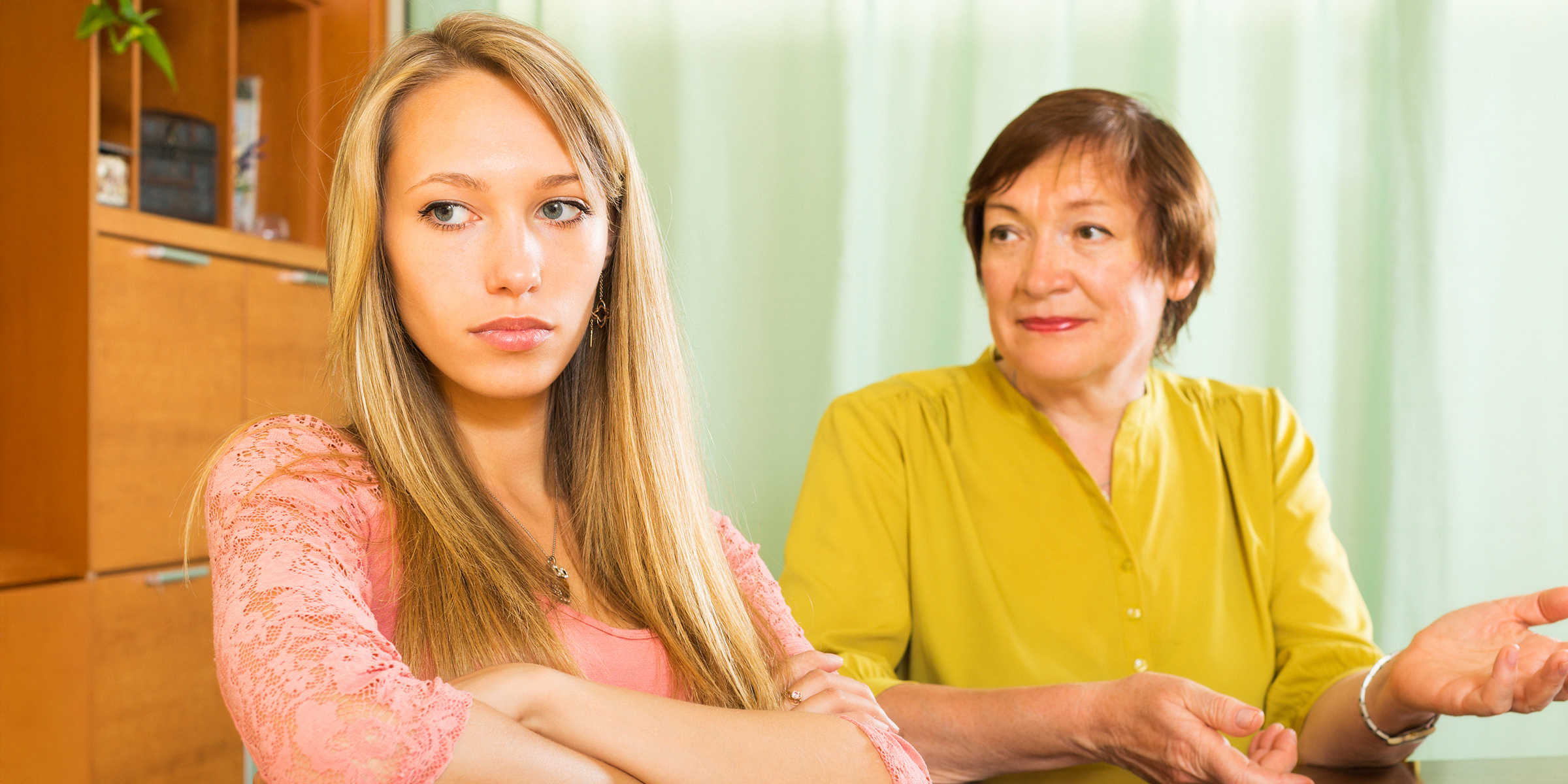 Une femme qui regarde sa belle-fille | Source : Shutterstock