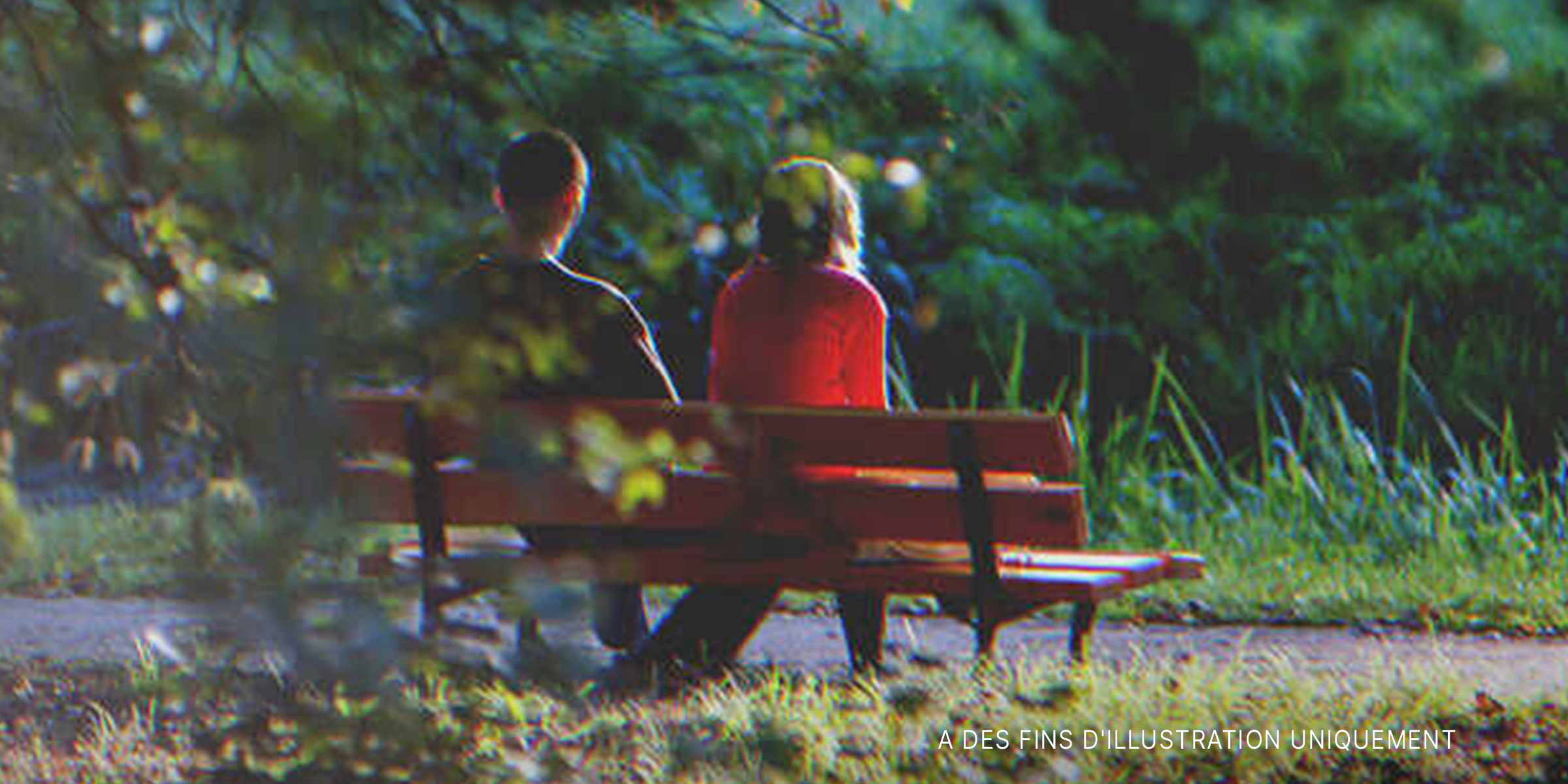 Une femme et un homme sur un banc | Source : Shutterstock