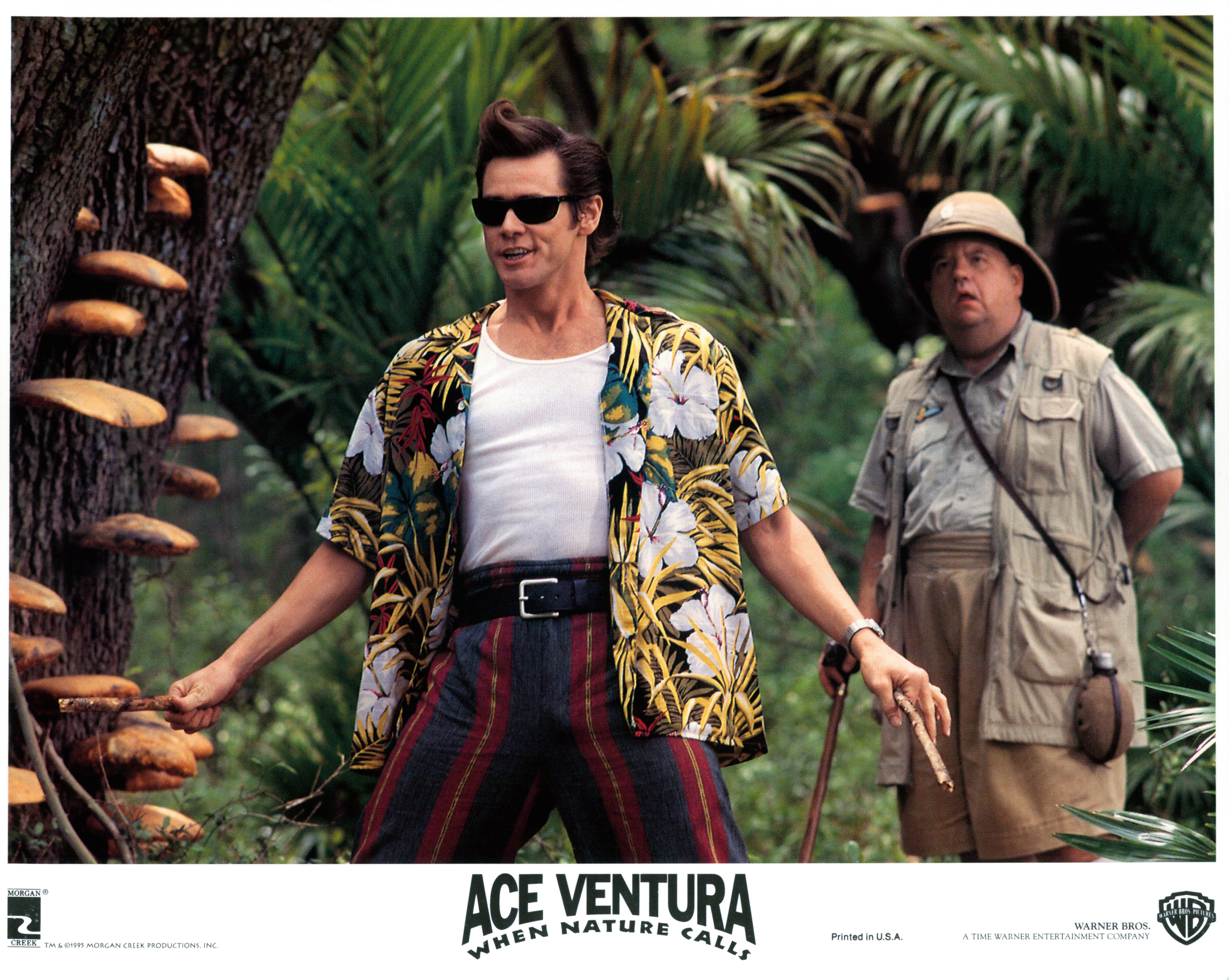 Jim Carrey s'aventure dans la jungle dans une scène du film "Ace Ventura : When Nature Calls", 1995. | Source : Getty Images
