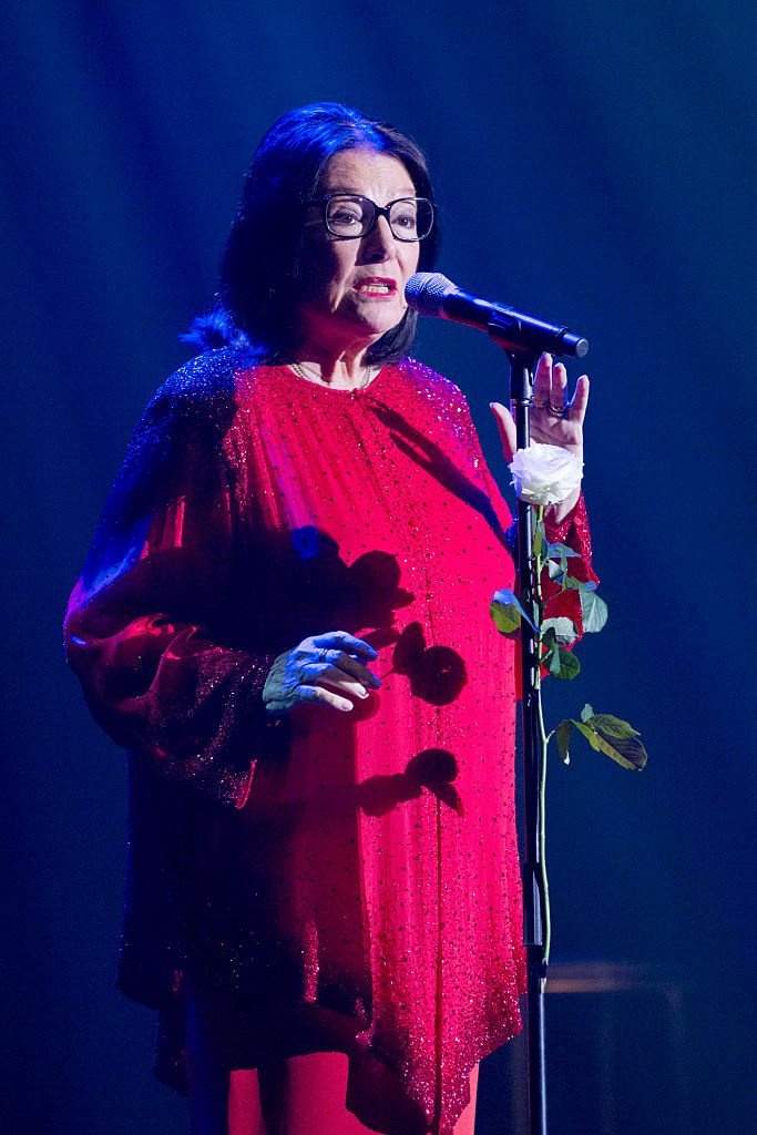Nana Mouskouri se produit en direct lors d'un concert à l'Admiralspalast le 5 octobre 2014 à Berlin, en Allemagne. | Photo : Getty Images