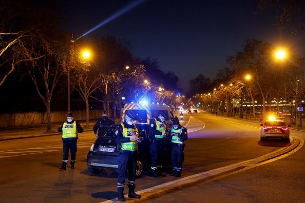 Des agents de la police nationale française contrôlent les conducteurs la nuit.| Photo : Getty Images