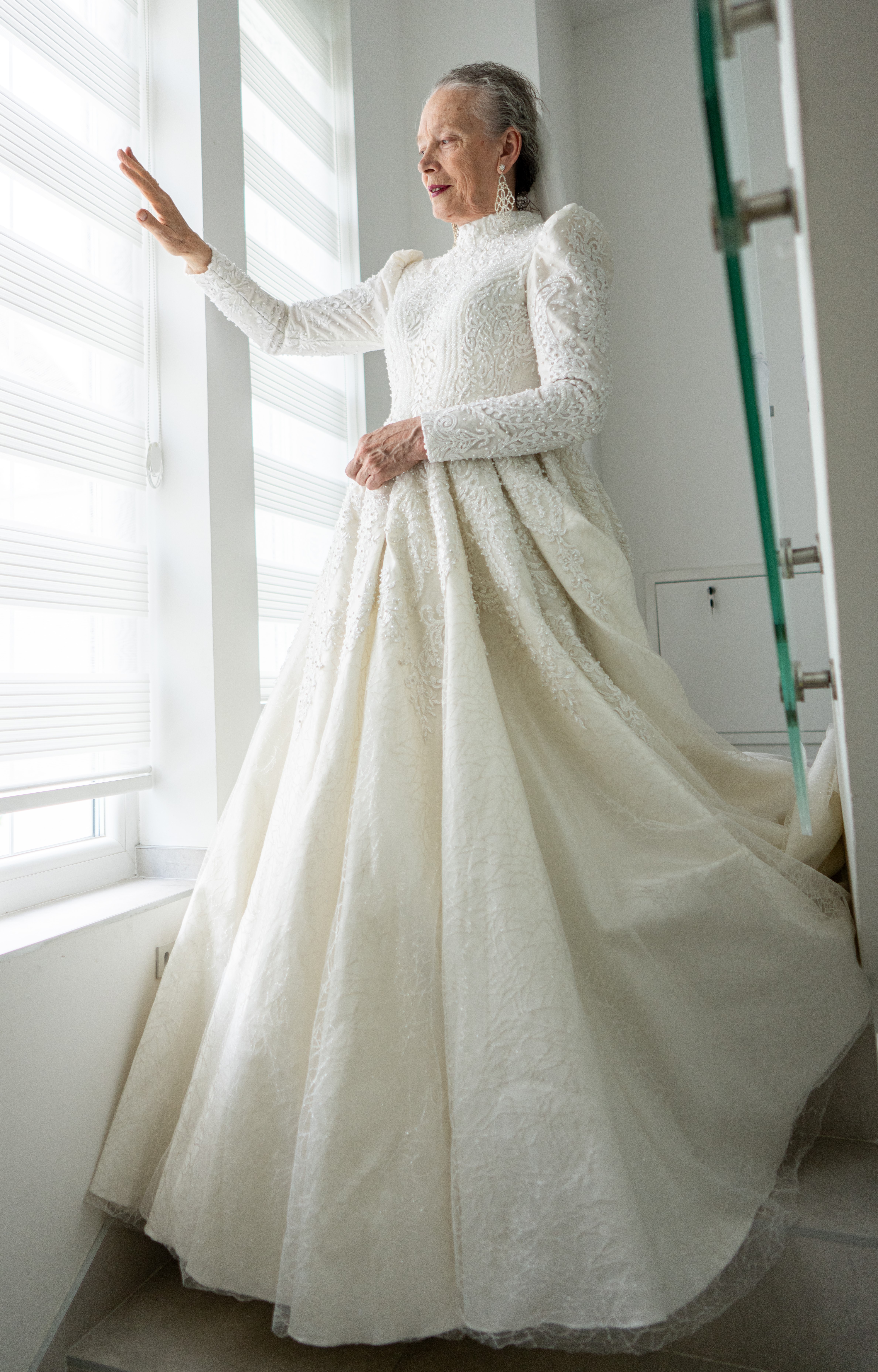 Une belle-mère dans la robe de mariée | Source : Getty Images