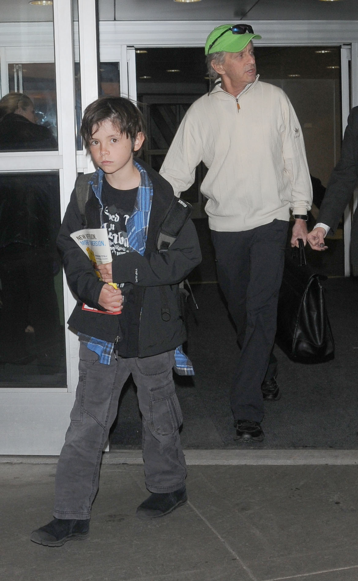 Michael Douglas et son fils Dylan Douglas vus à l'aéroport JFK le 31 décembre 2010 à New York | Source : Getty Images