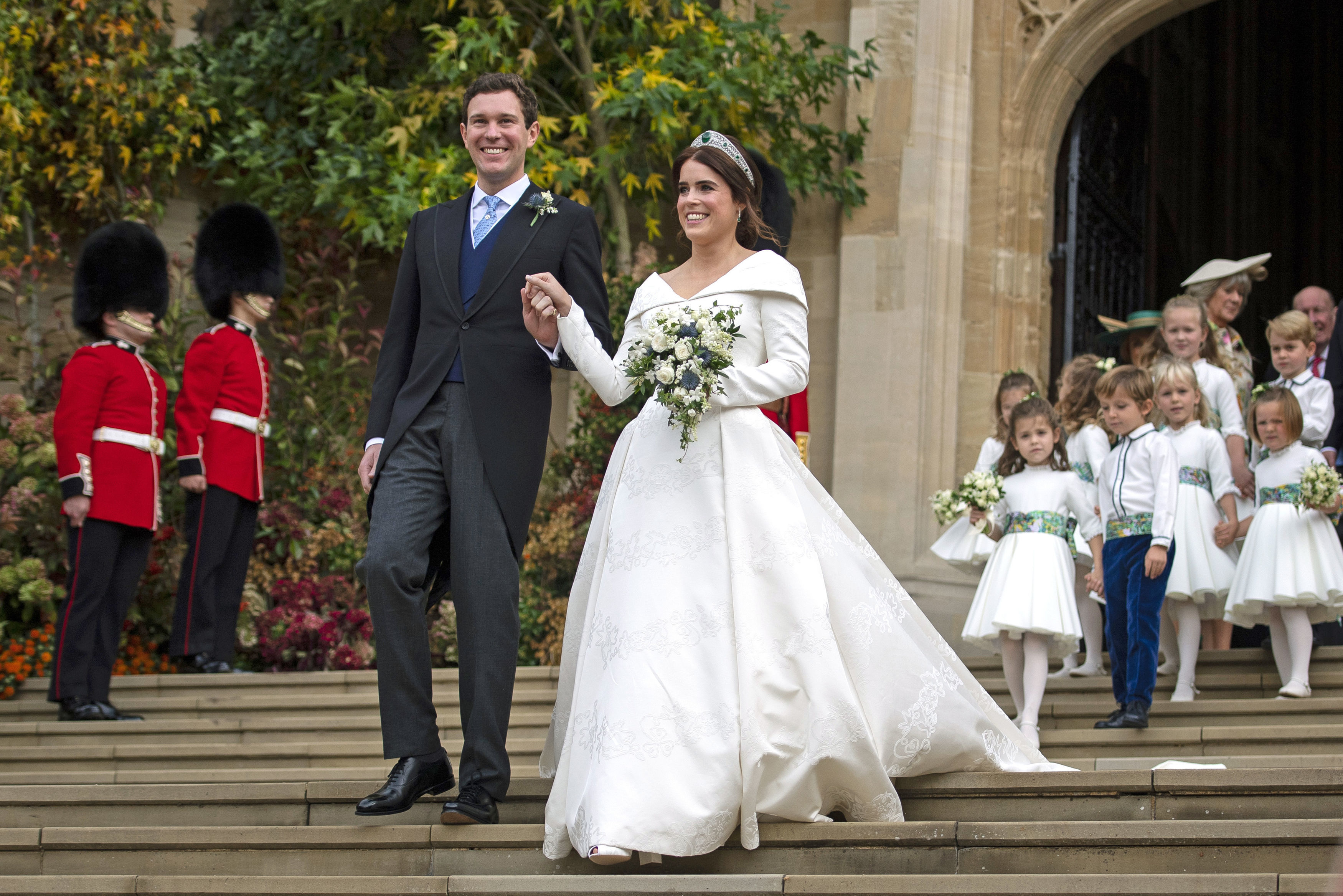 La princesse Eugenie d'York et Jack Brooksbank quittent la chapelle Saint-Georges du château de Windsor après leur mariage, le 12 octobre 2018, à Windsor, en Angleterre. | Source : Getty Images