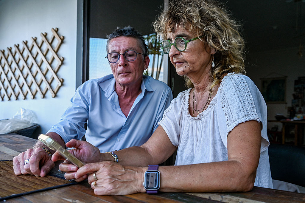 Jean Luc Felix et Sylvie Felix, parents de Tom Felix, ressortissant français détenu, montrent une photo de leur fils dans leur appartement à Singapour. | Source : Getty Images