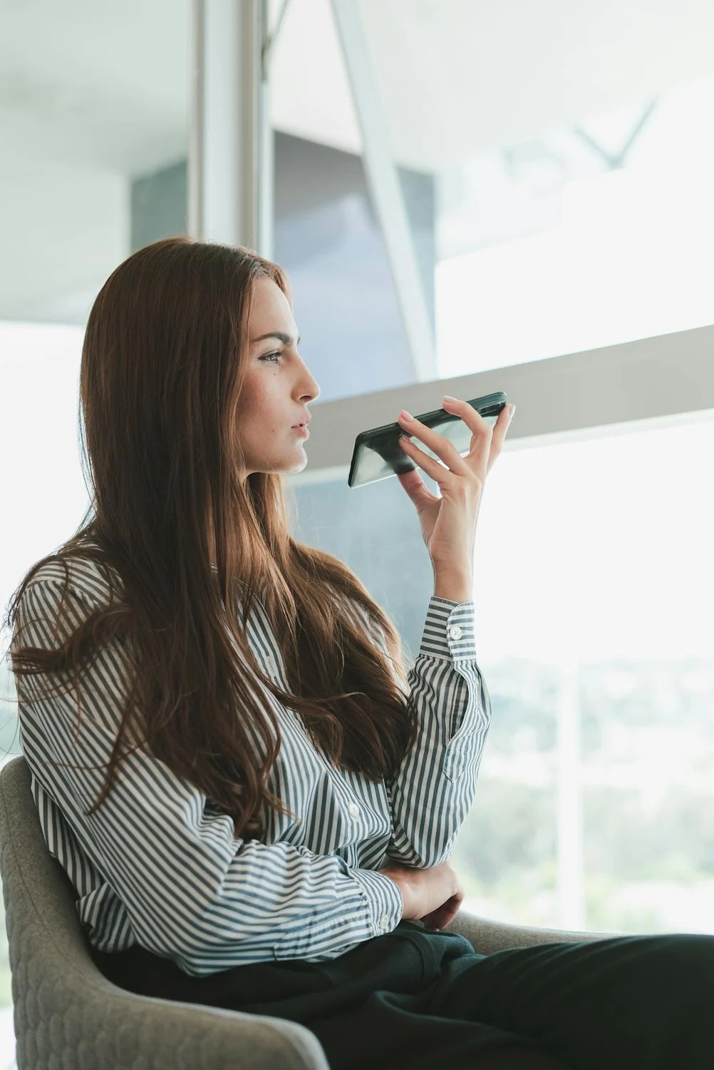 Une femme qui parle au téléphone | Source : Pexels