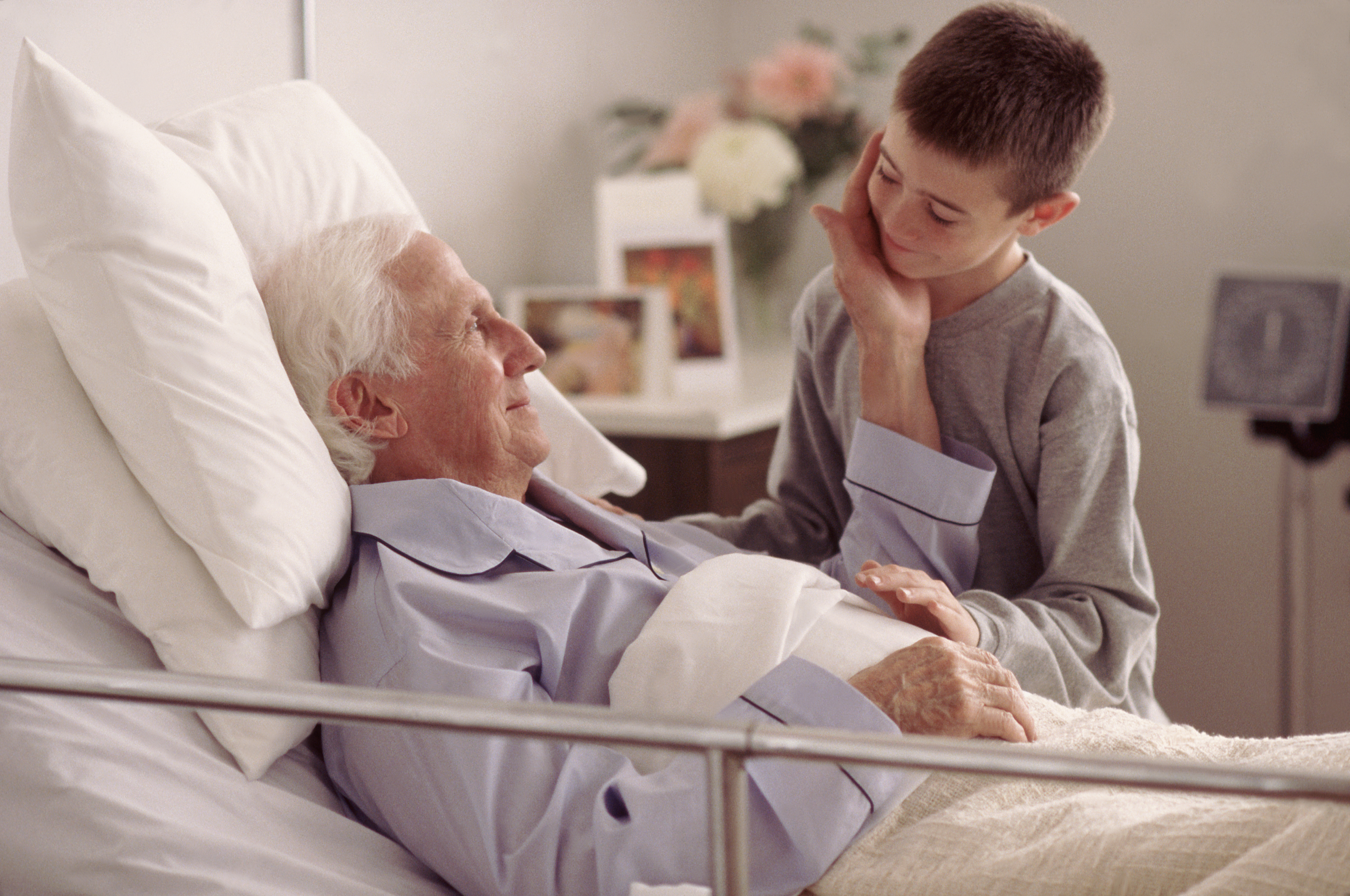 Petit-fils rendant visite à son grand-père à l'hôpital | Source : Getty Images