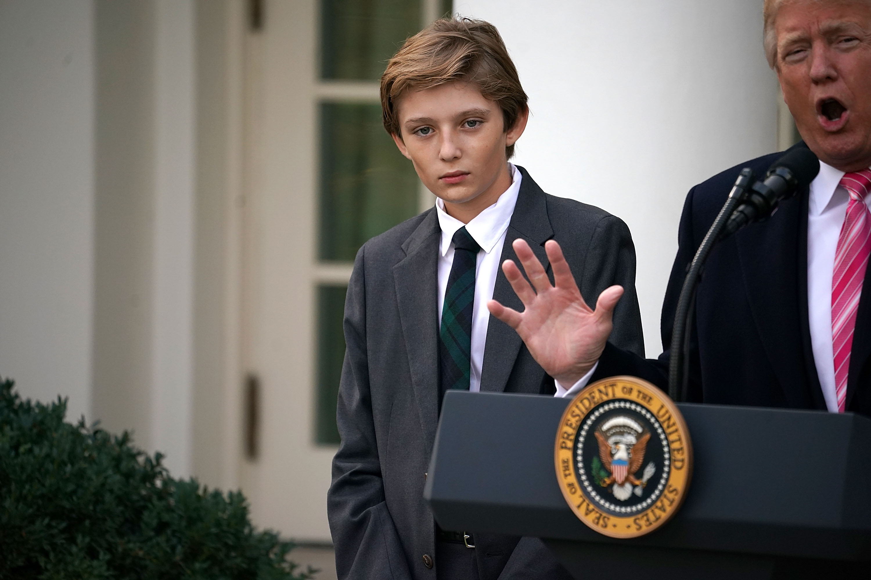 Barron rejoint le président Donald Trump alors qu'il fait des remarques avant de gracier la dinde nationale de Thanksgiving à la Maison Blanche, le 21 novembre 2017, à Washington. | Source : Getty Images