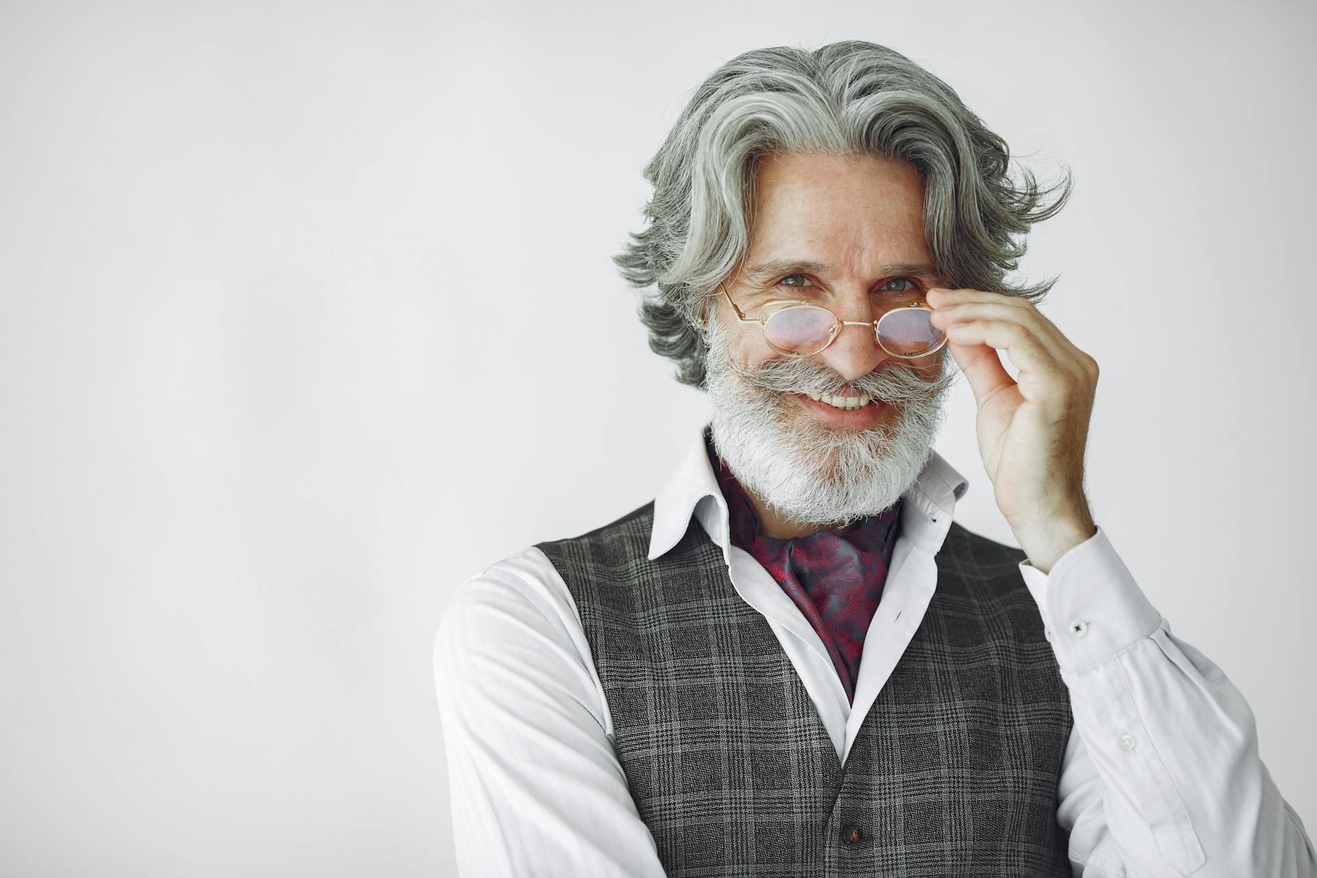 Un homme plus âgé qui sourit | Source : Pexels