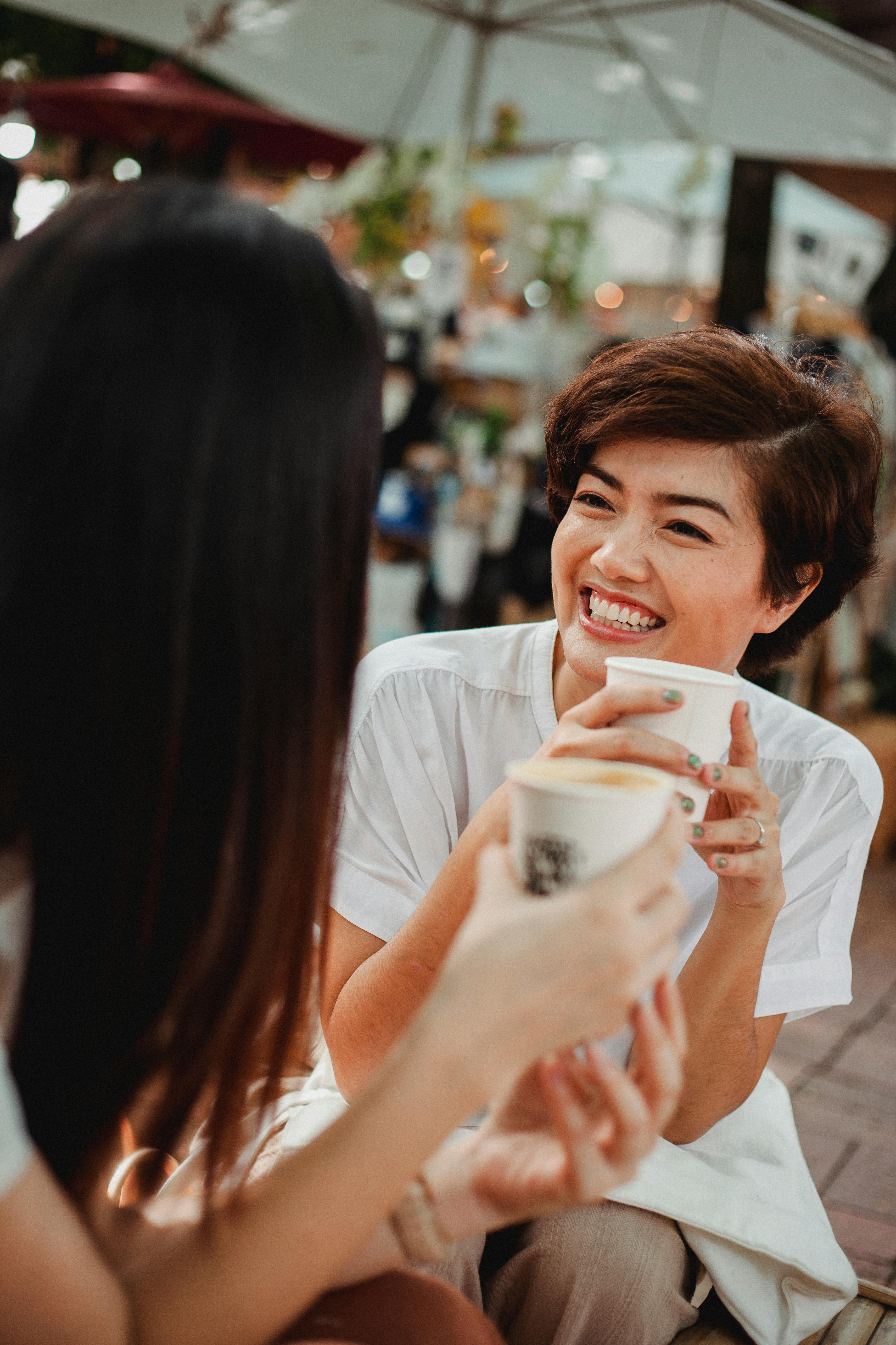 Deux femmes qui font des commérages | Source : Pexels